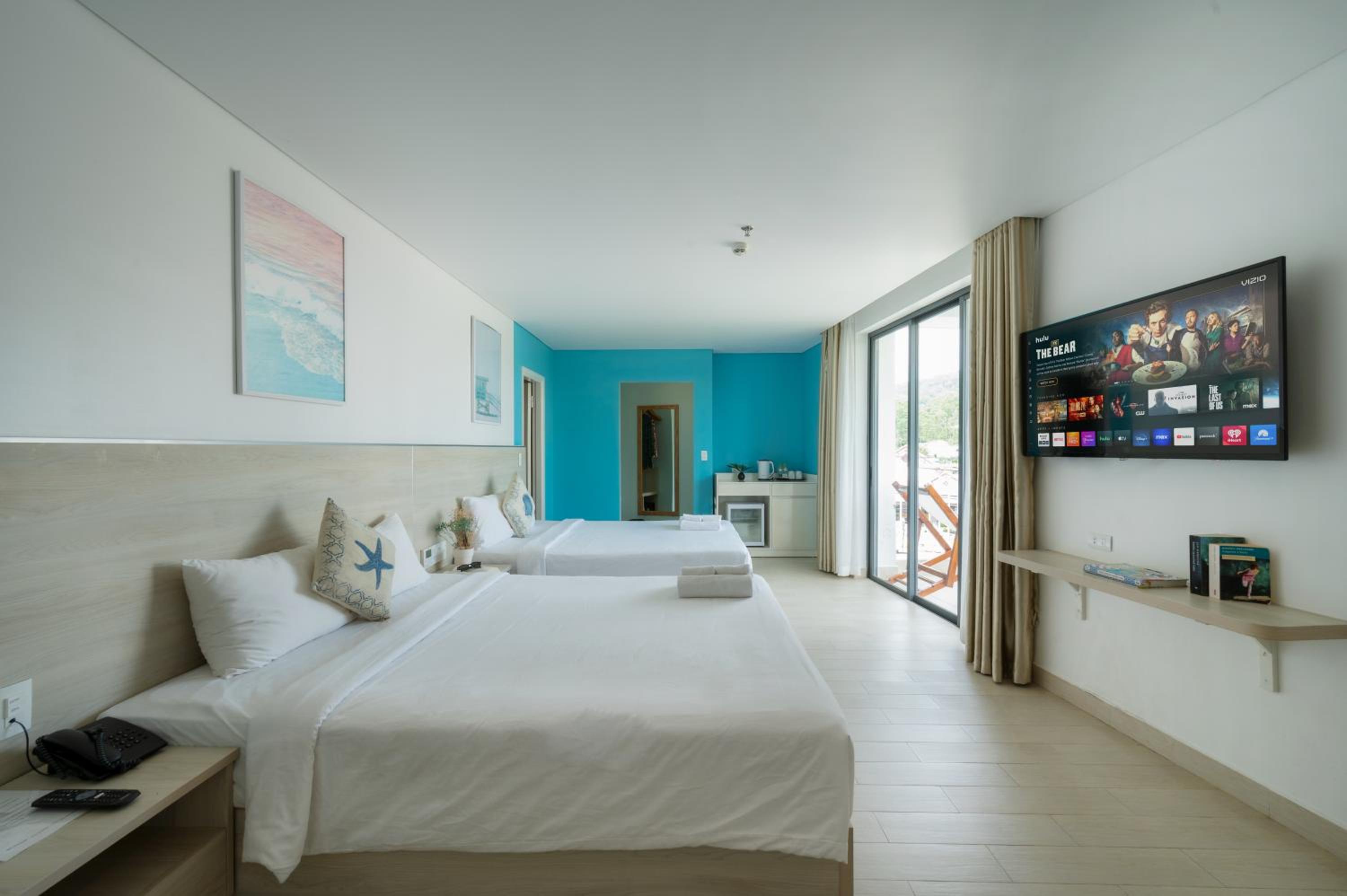 Quadruple Room with Two Queen Beds and City View - Photo 4