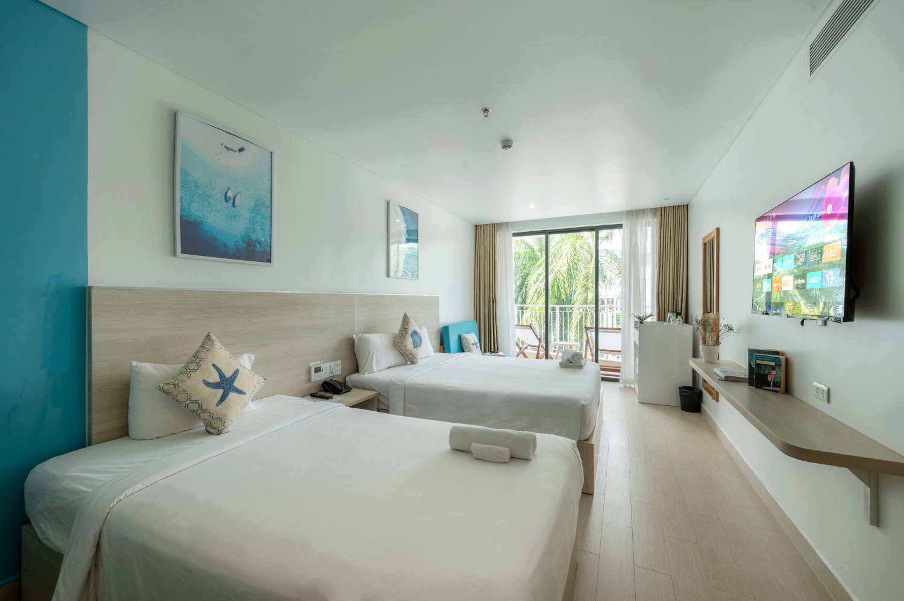 Triple Room with One Queen Bed, One Single Bed and City View - Photo 1