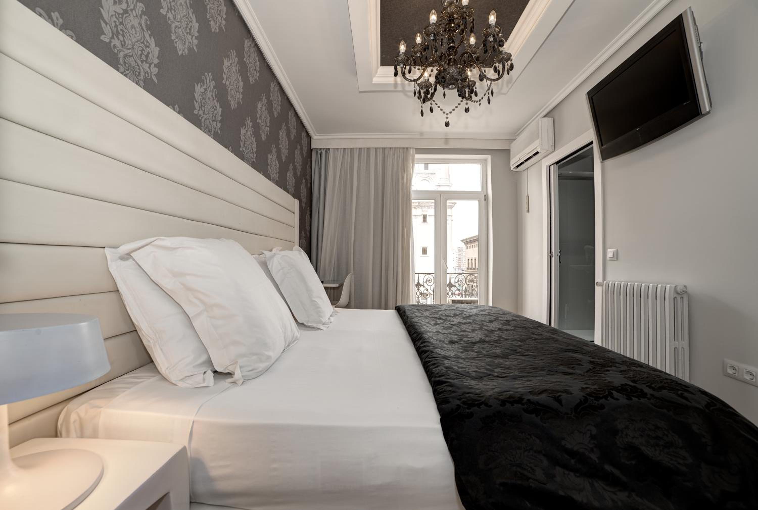 Double Room with View of El Pilar - Photo 3