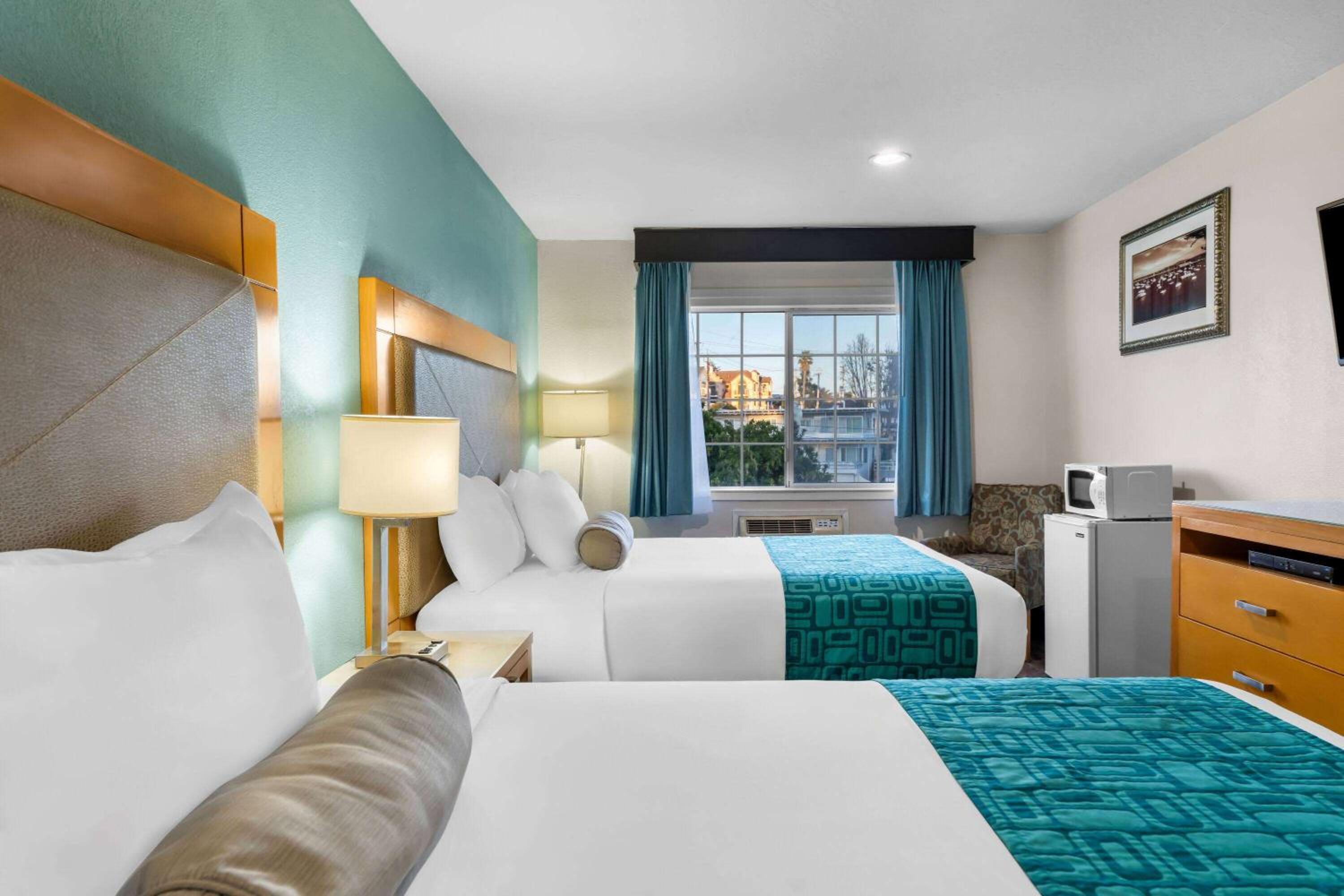 Suite with Two Queen Beds - Non-Smoking photo 3