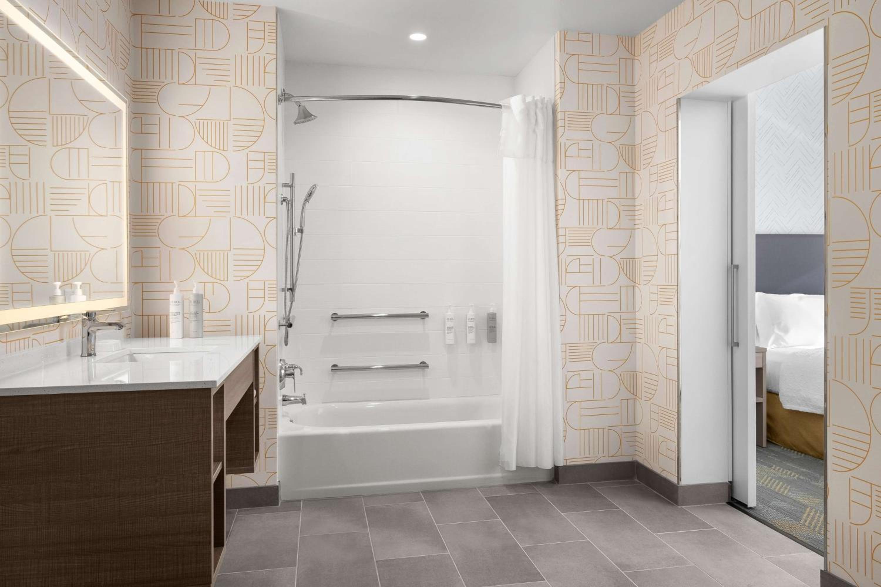 One-Bedroom King Suite with Bath Tub - Disability Access photo 1