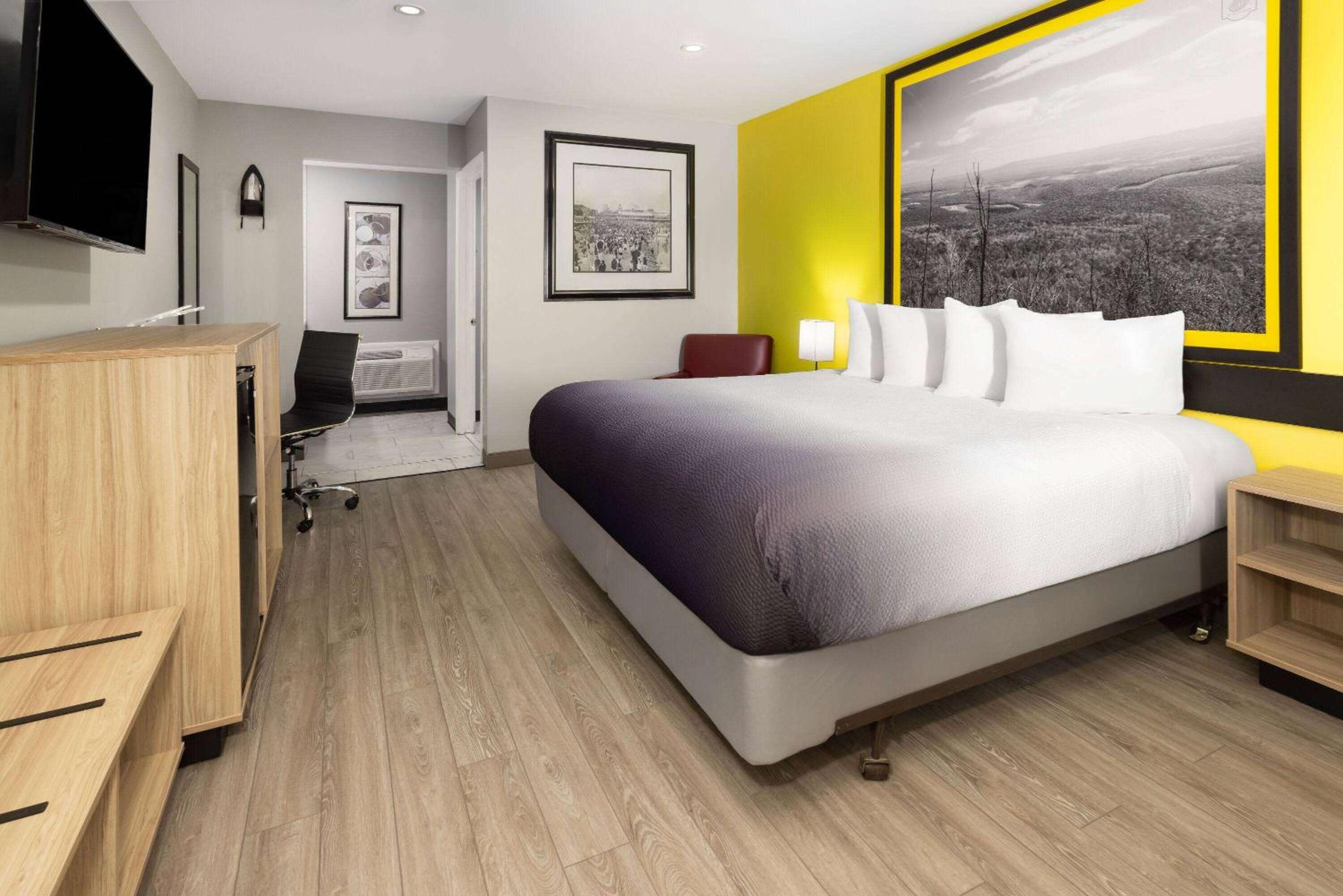 King Room with Mobility Access and Bathtub with Grab Bars, Non-Smoking