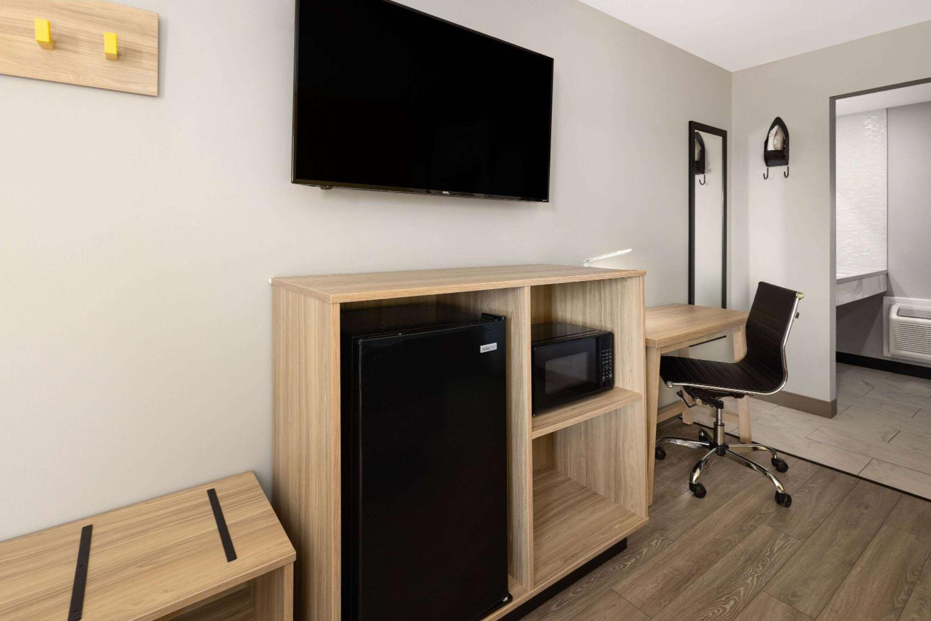 King Room with Mobility Access and Bathtub with Grab Bars, Non-Smoking photo 3