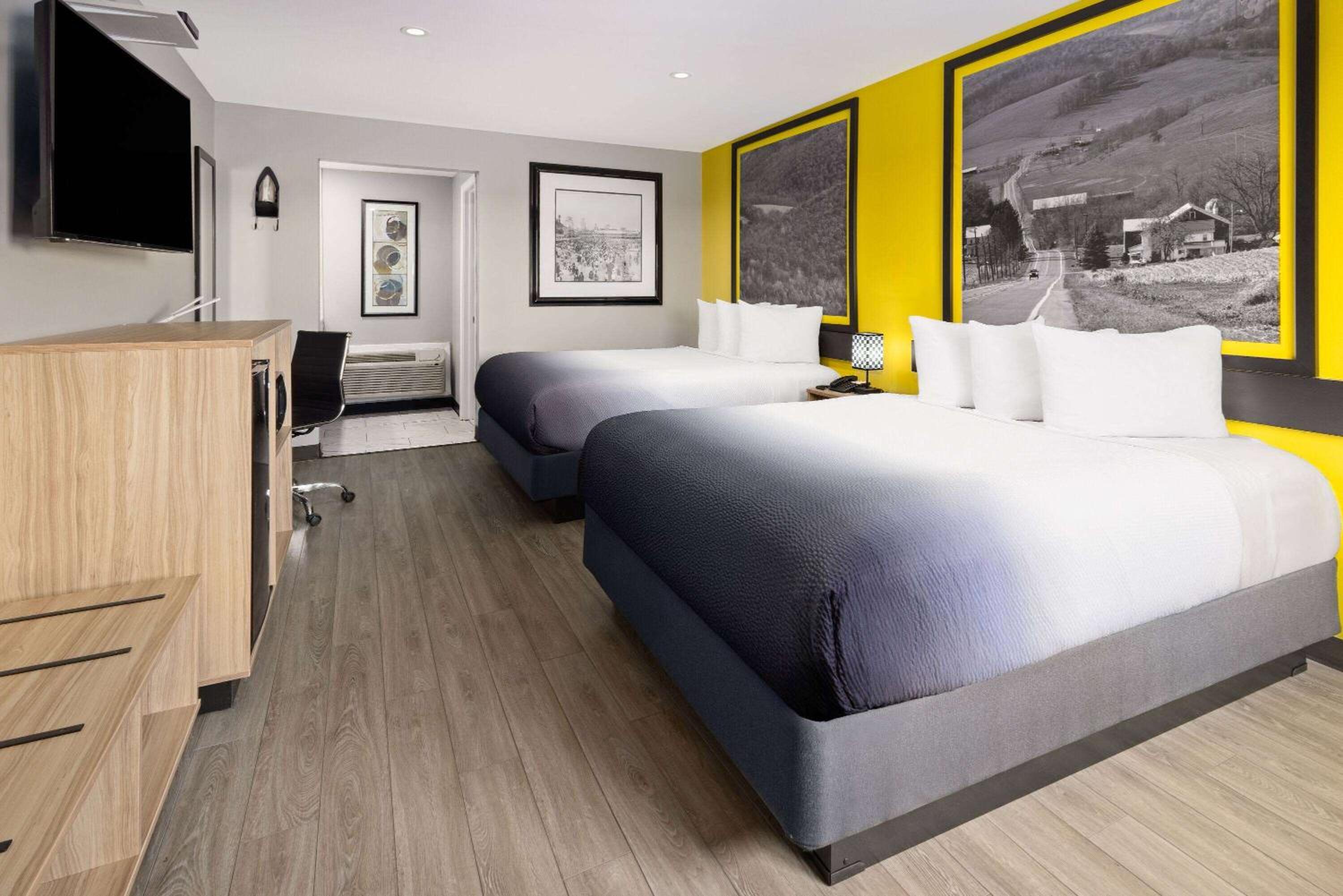 Queen Room with Two Queen Beds - Non-Smoking photo 2