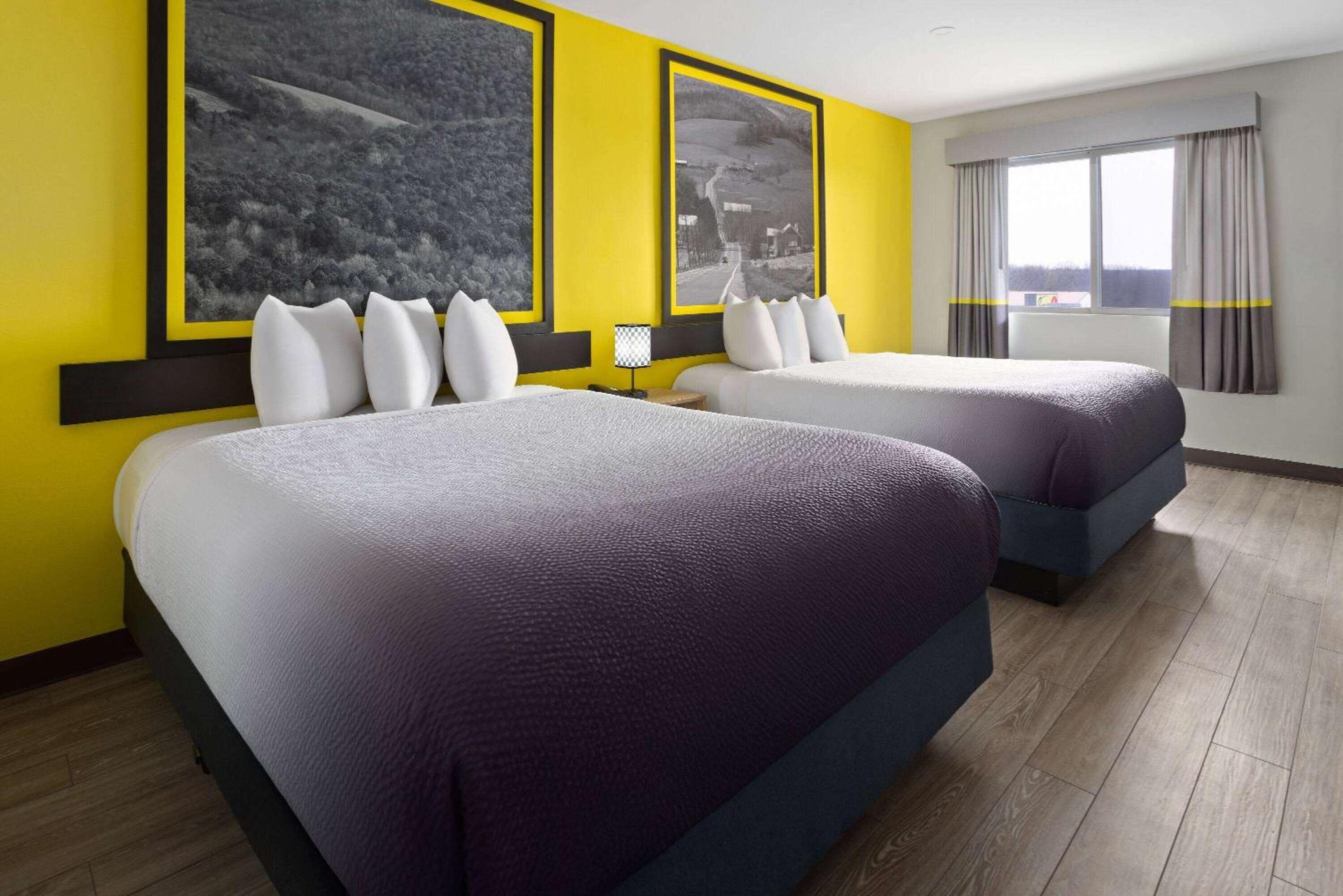 Queen Room with Two Queen Beds - Non-Smoking photo 3