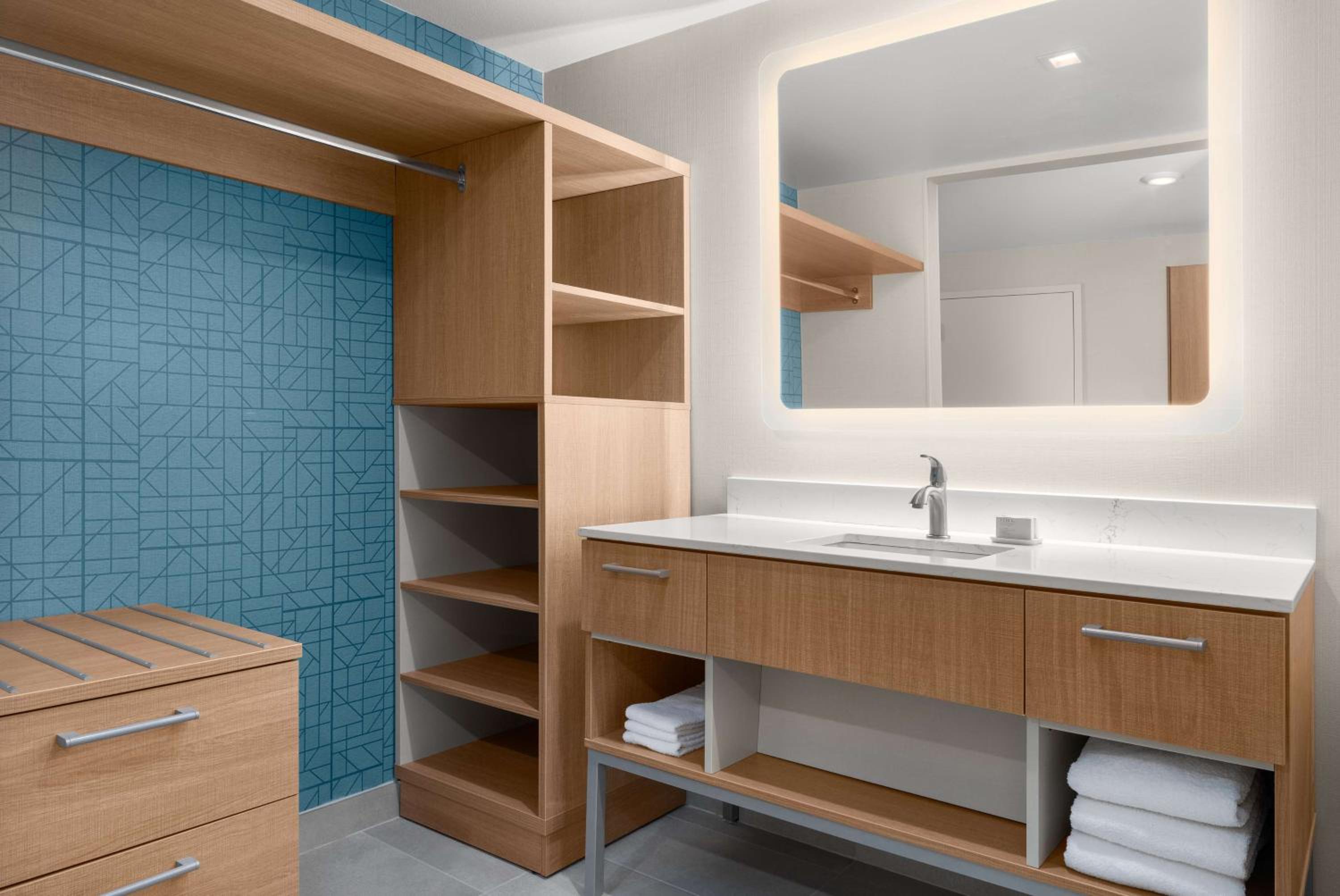 Efficiency King Suite - Hearing Accessible - Photo 1