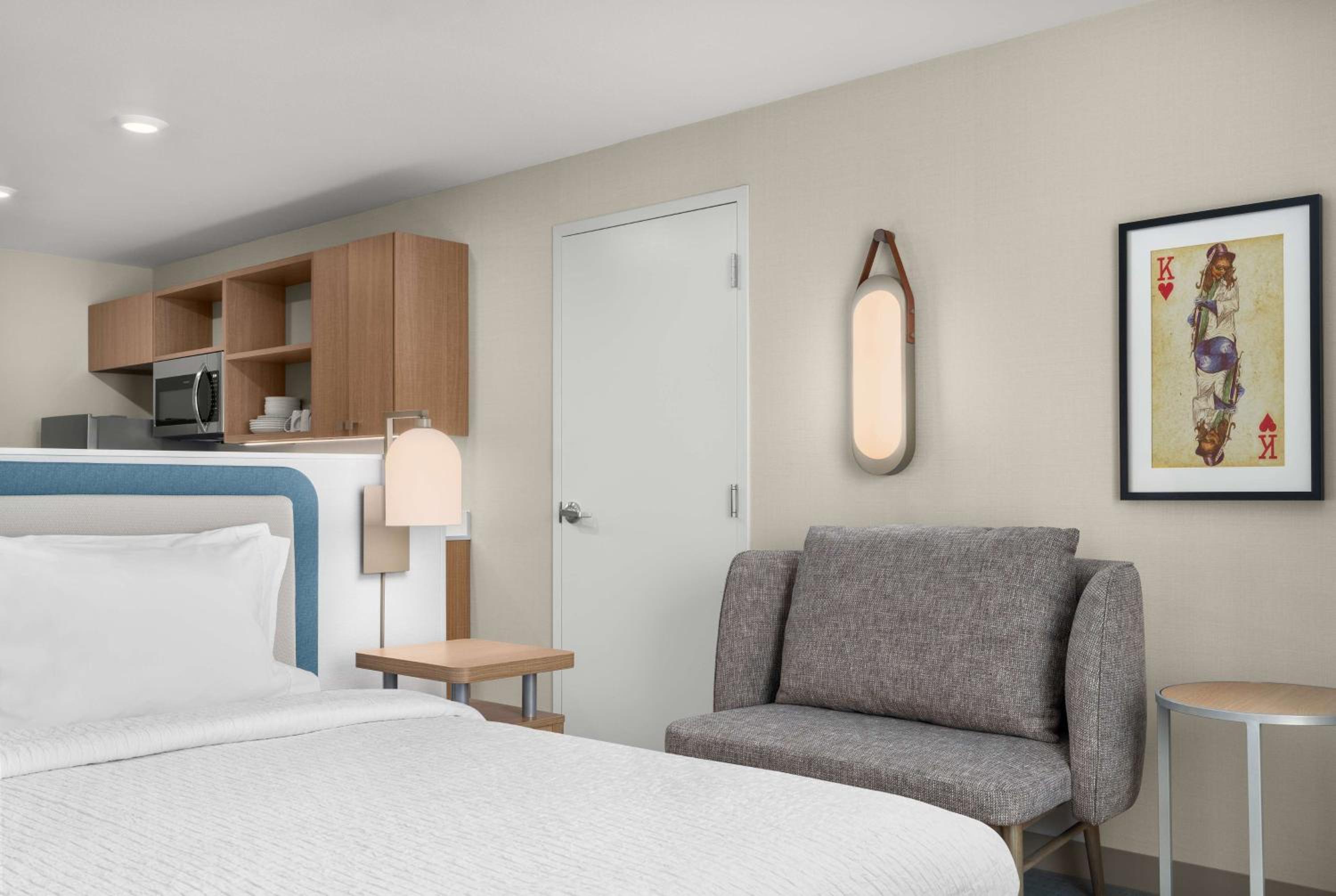 Efficiency King Suite - Hearing Accessible - Photo 3