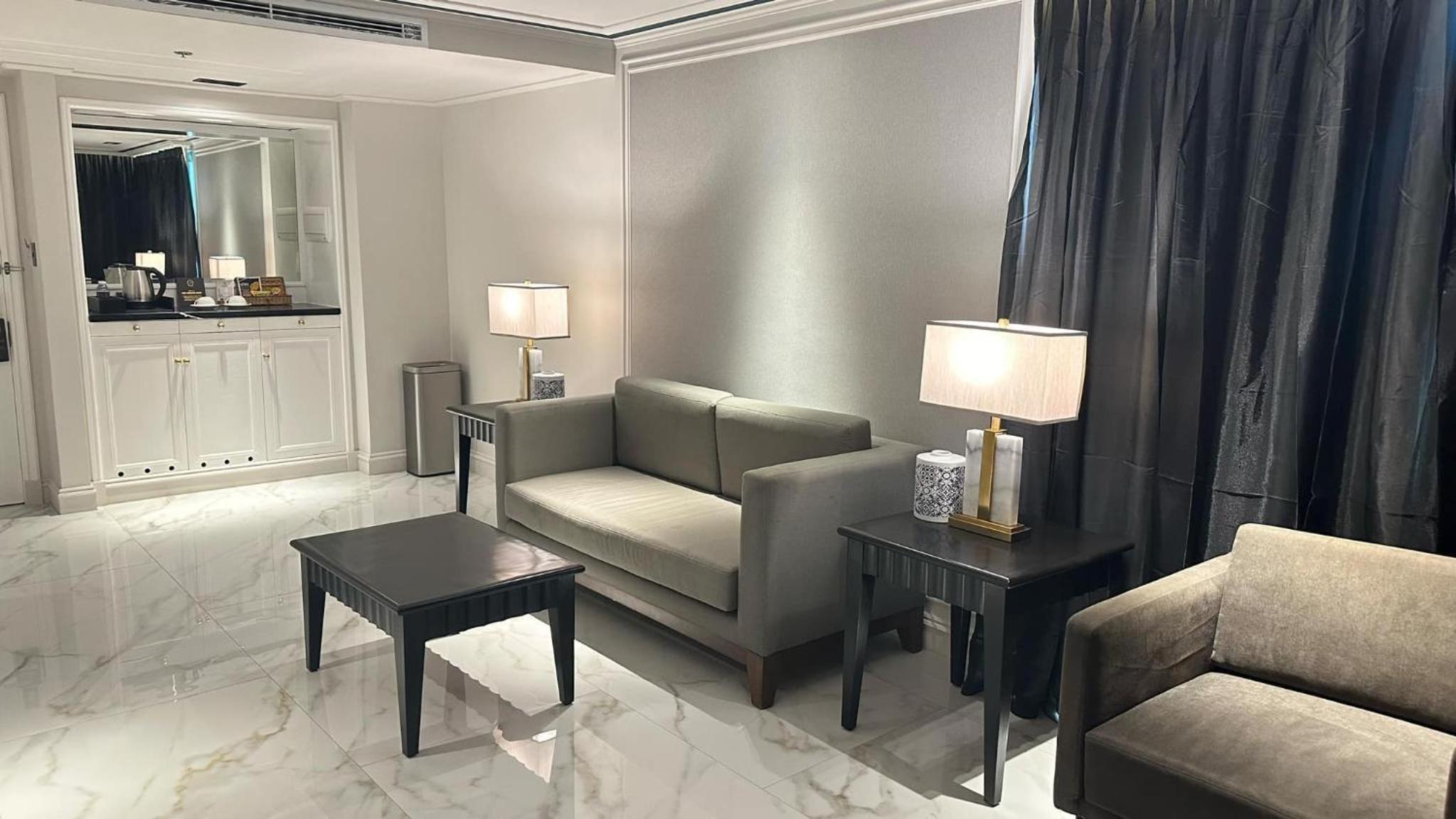 Executive Suite - Photo 3