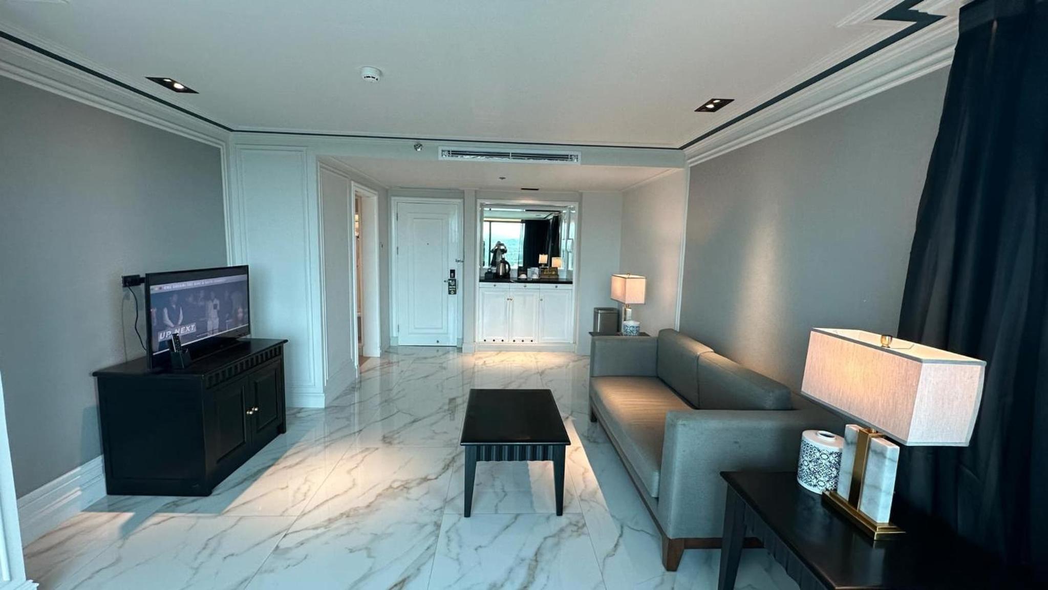 Executive Suite - Photo 2