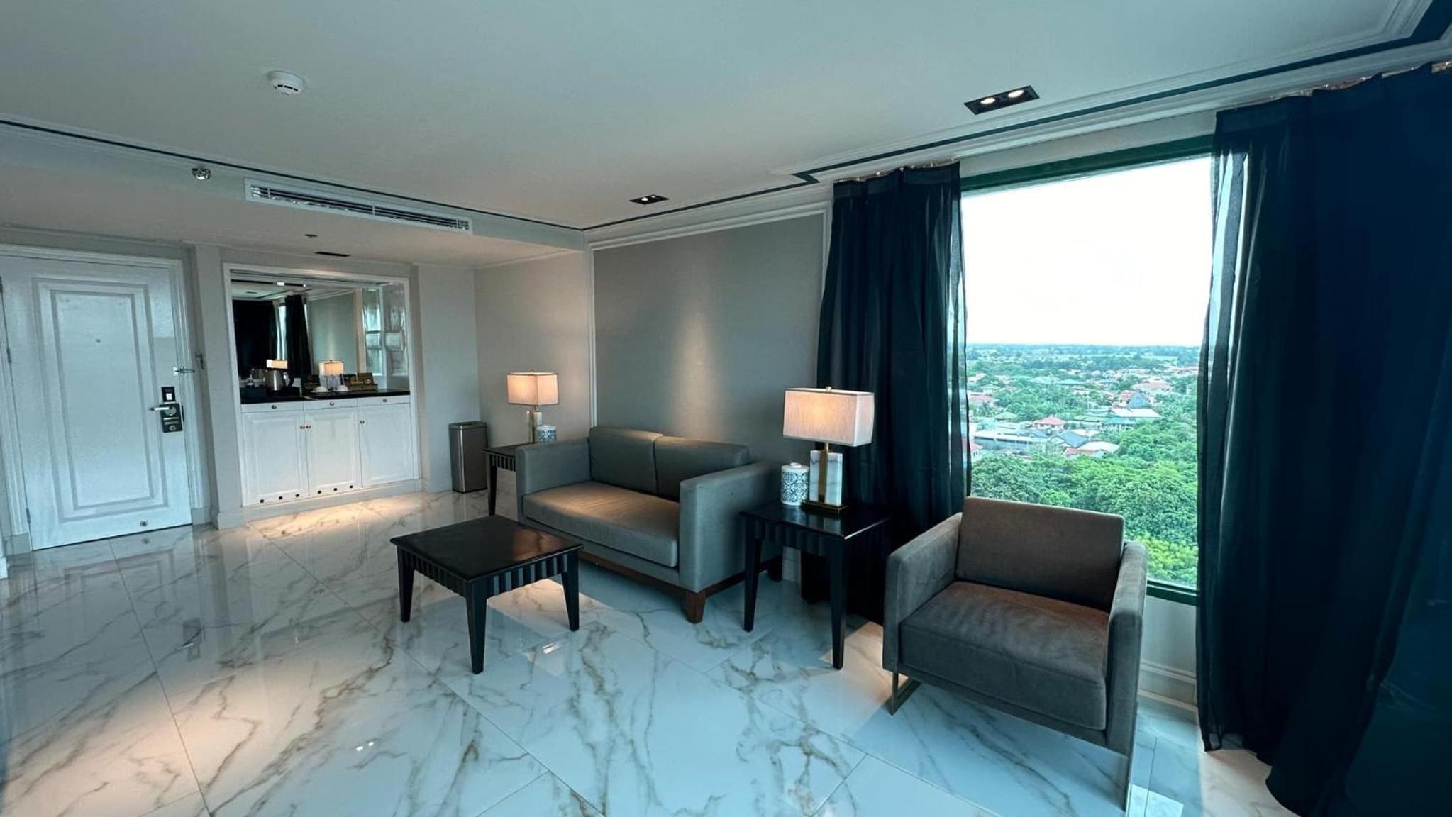 Executive Suite - Photo 4