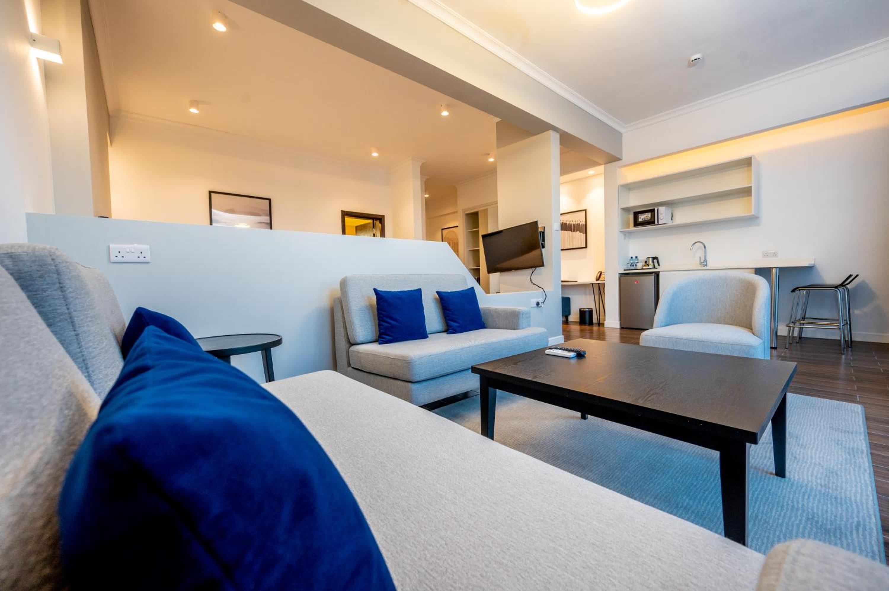 Executive King Suite - Photo 2