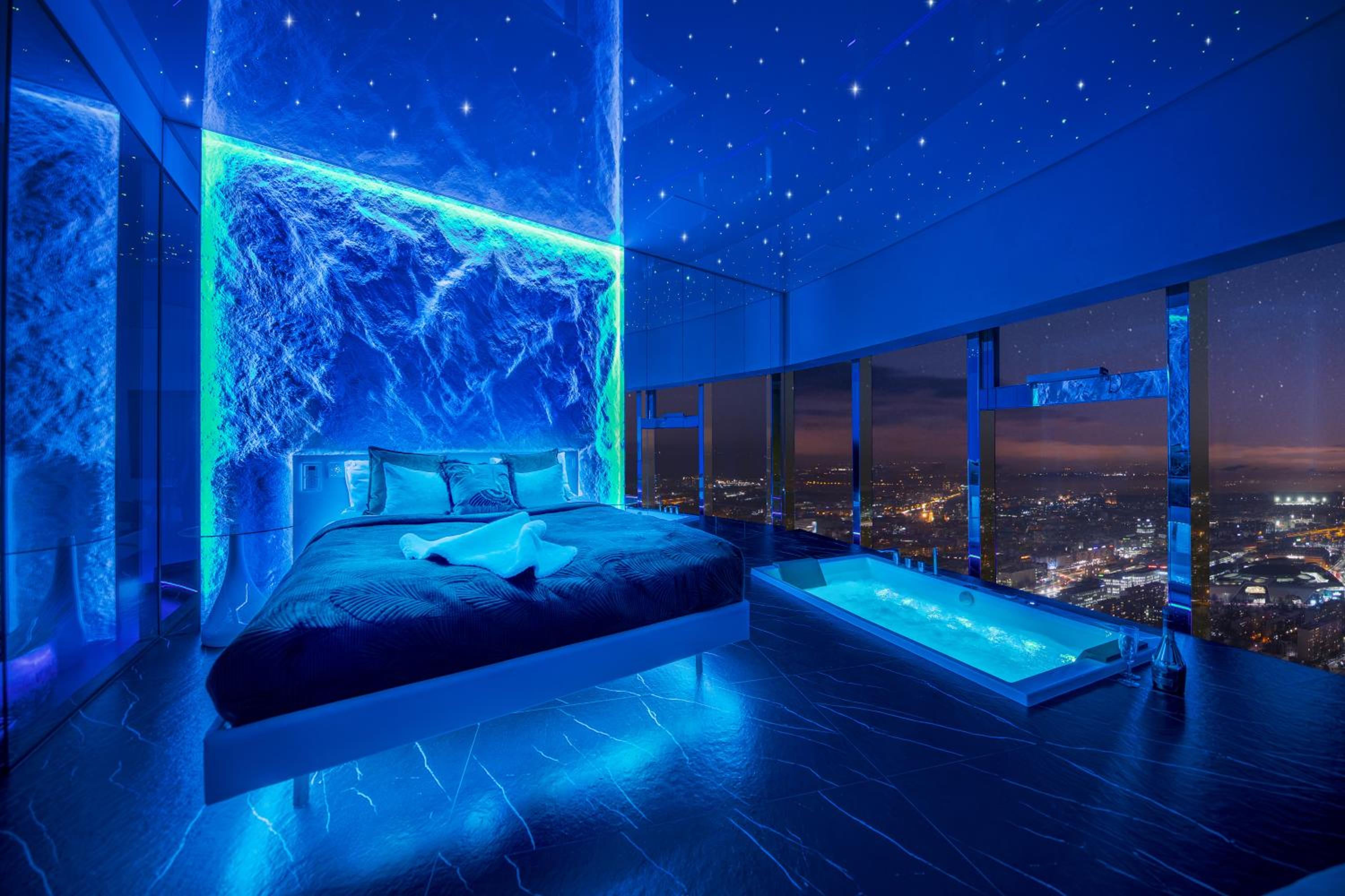 Luxury Apartment with Panoramic City View