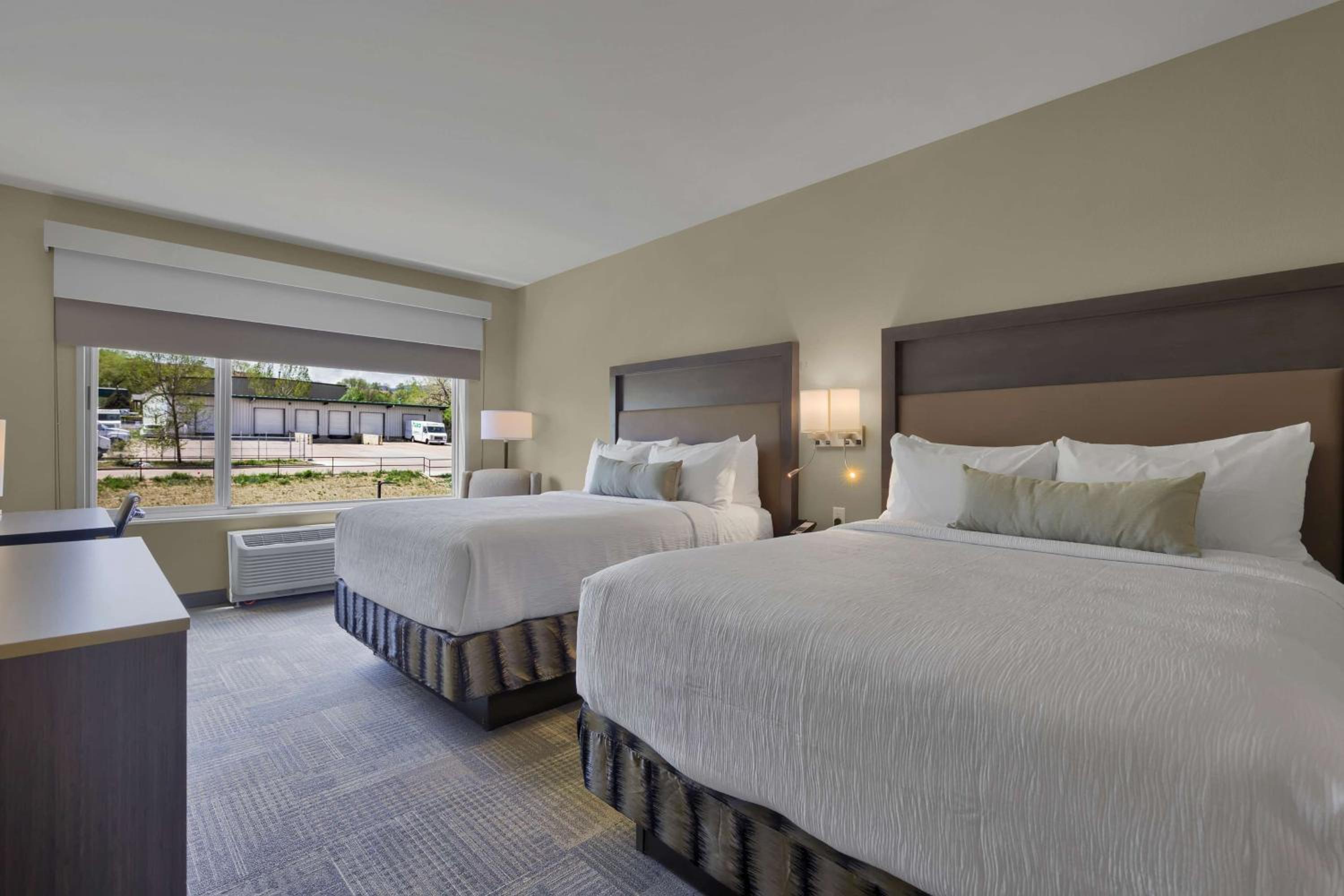 Queen Suite with Two Queen Beds - Non-Smoking photo 1