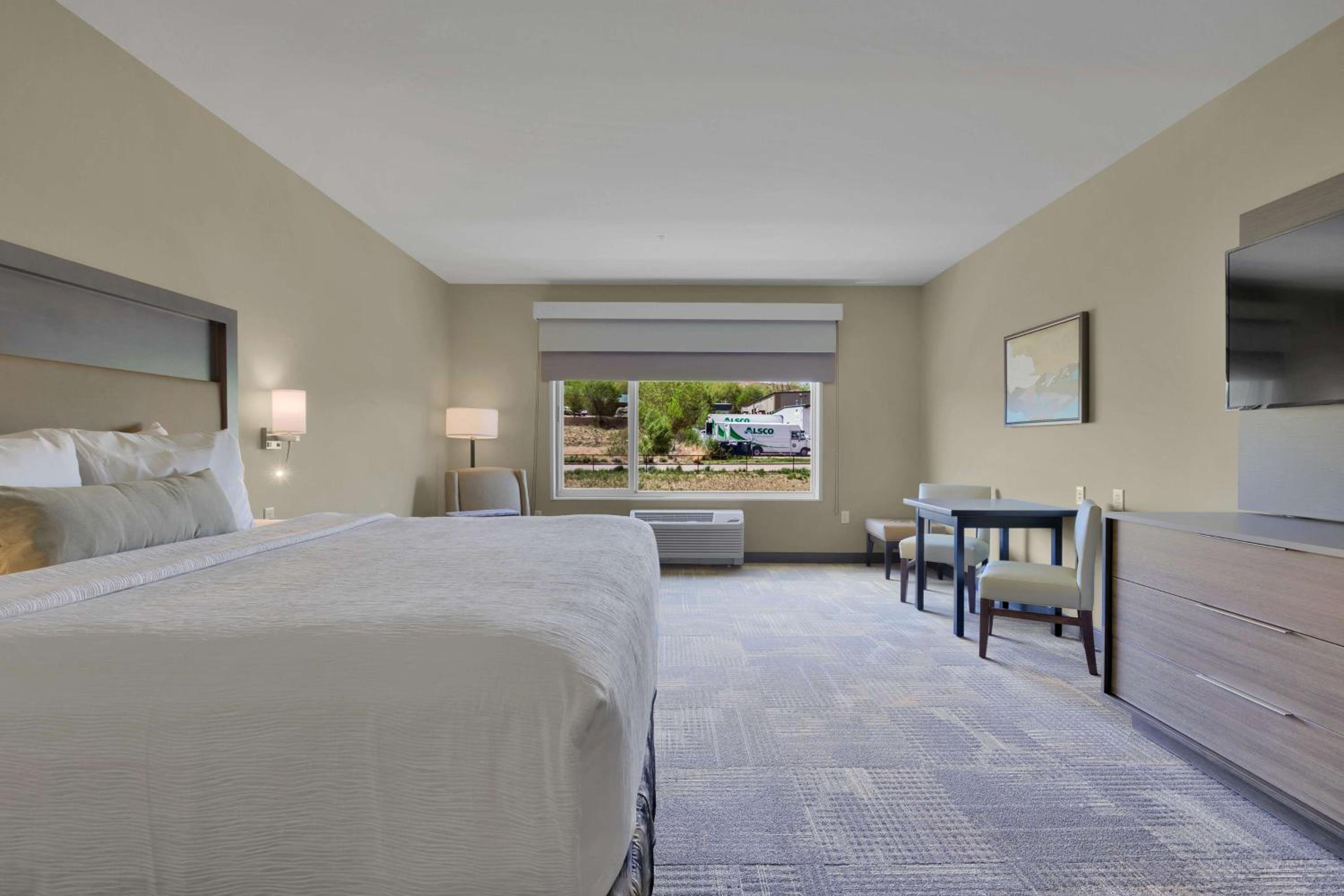 King Suite with Roll-In Shower and Full Kitchen - Disability/Non-Smoking photo 3