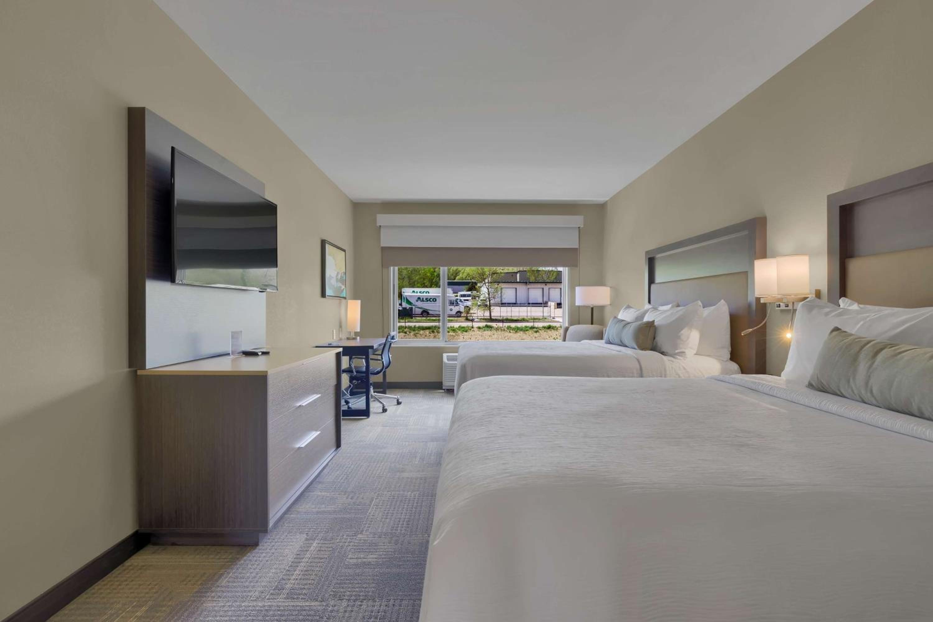 Queen Suite with Two Queen Beds - Non-Smoking photo 2