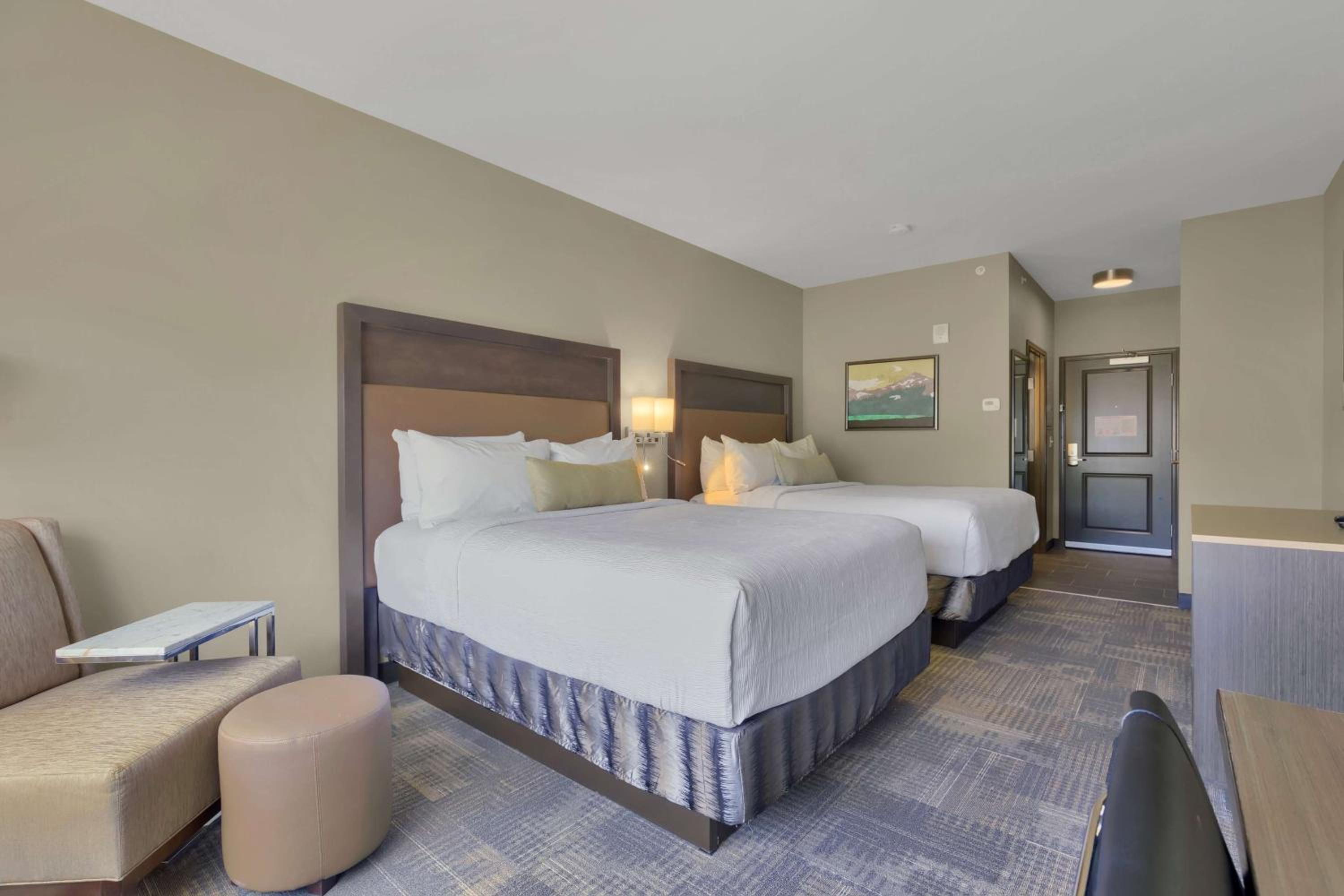Queen Suite with Two Queen Beds - Non-Smoking photo 3