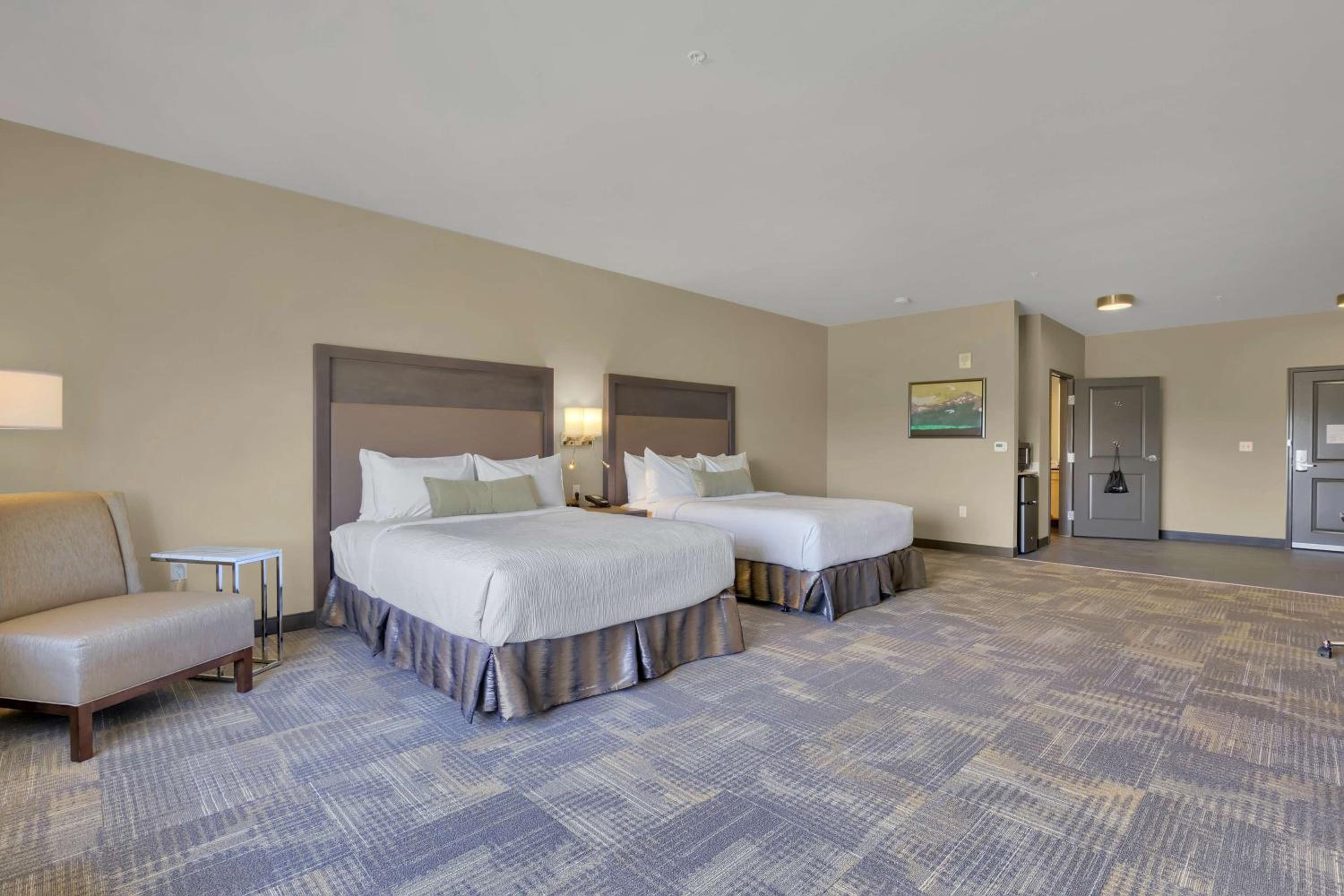 Queen Suite with Two Queen Beds and Bathtub - Mobility Access/Non-Smoking photo 1
