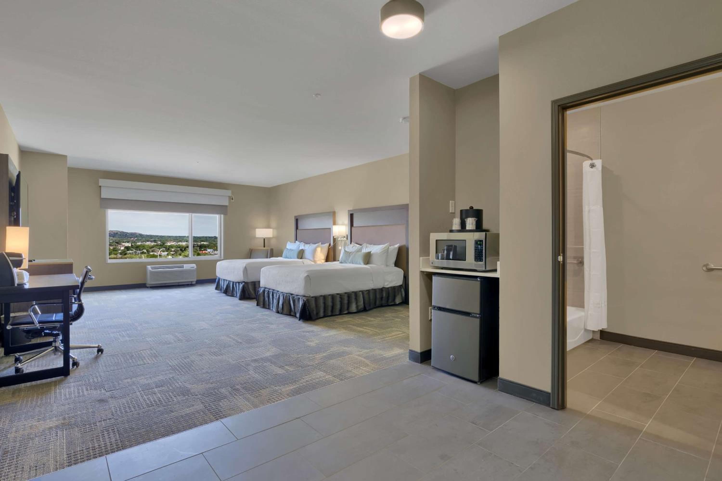Queen Suite with Two Queen Beds and Bathtub - Mobility Access/Non-Smoking photo 2