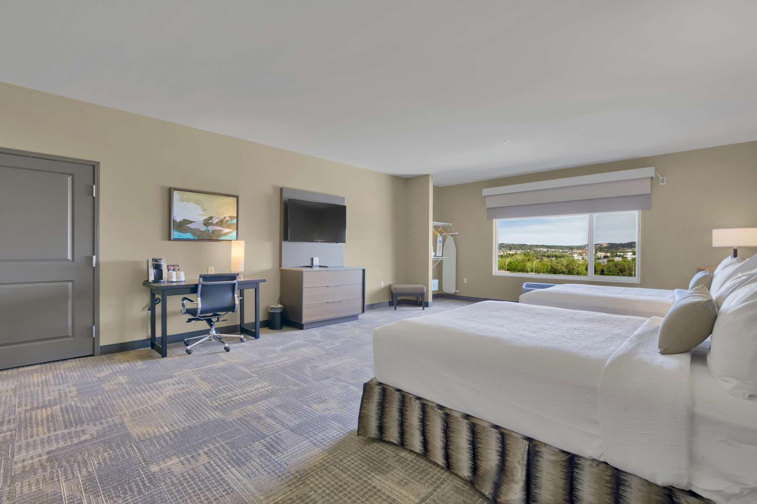Queen Suite with Two Queen Beds and Bathtub - Mobility Access/Non-Smoking photo 3