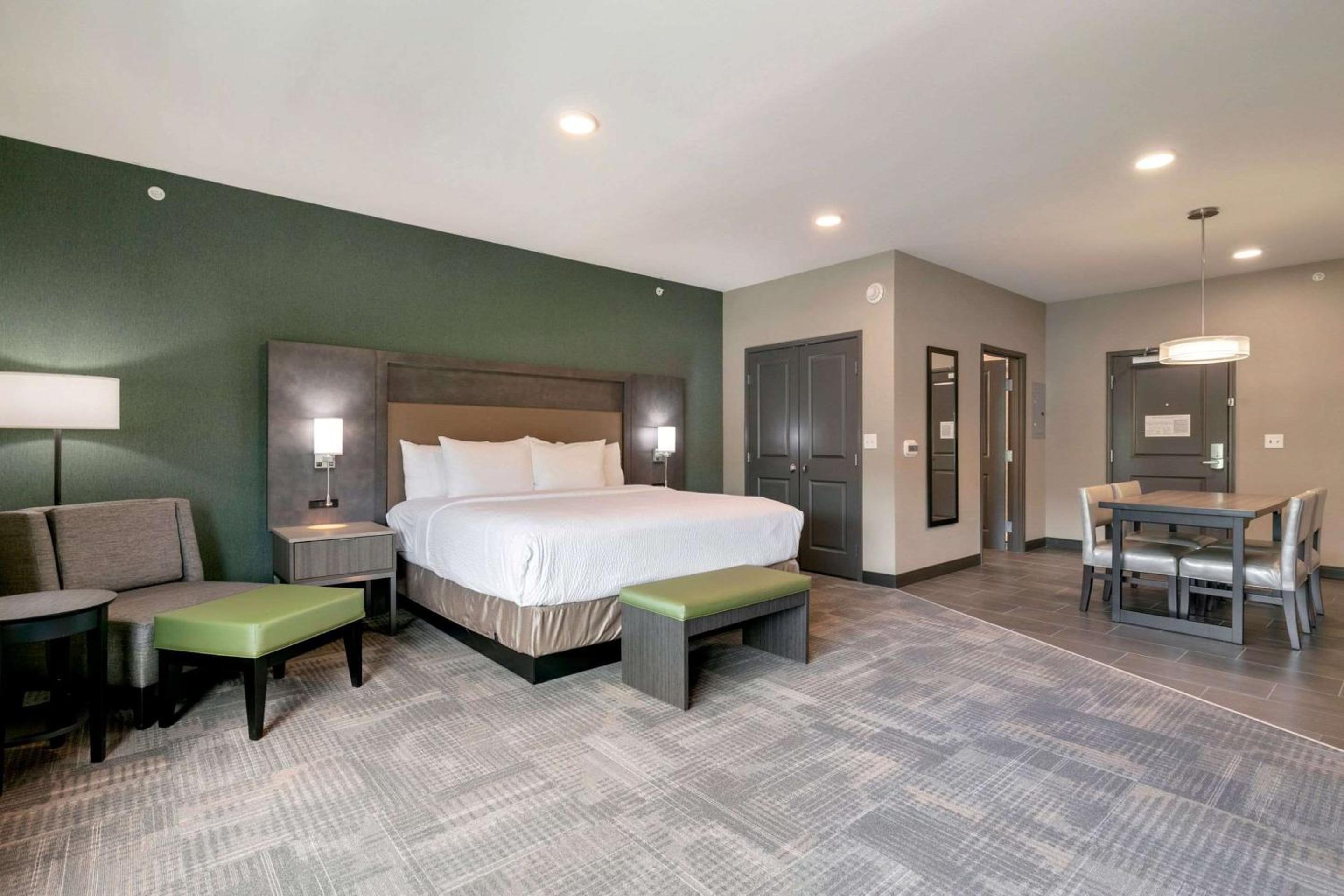 King Suite - Non-Smoking photo 2
