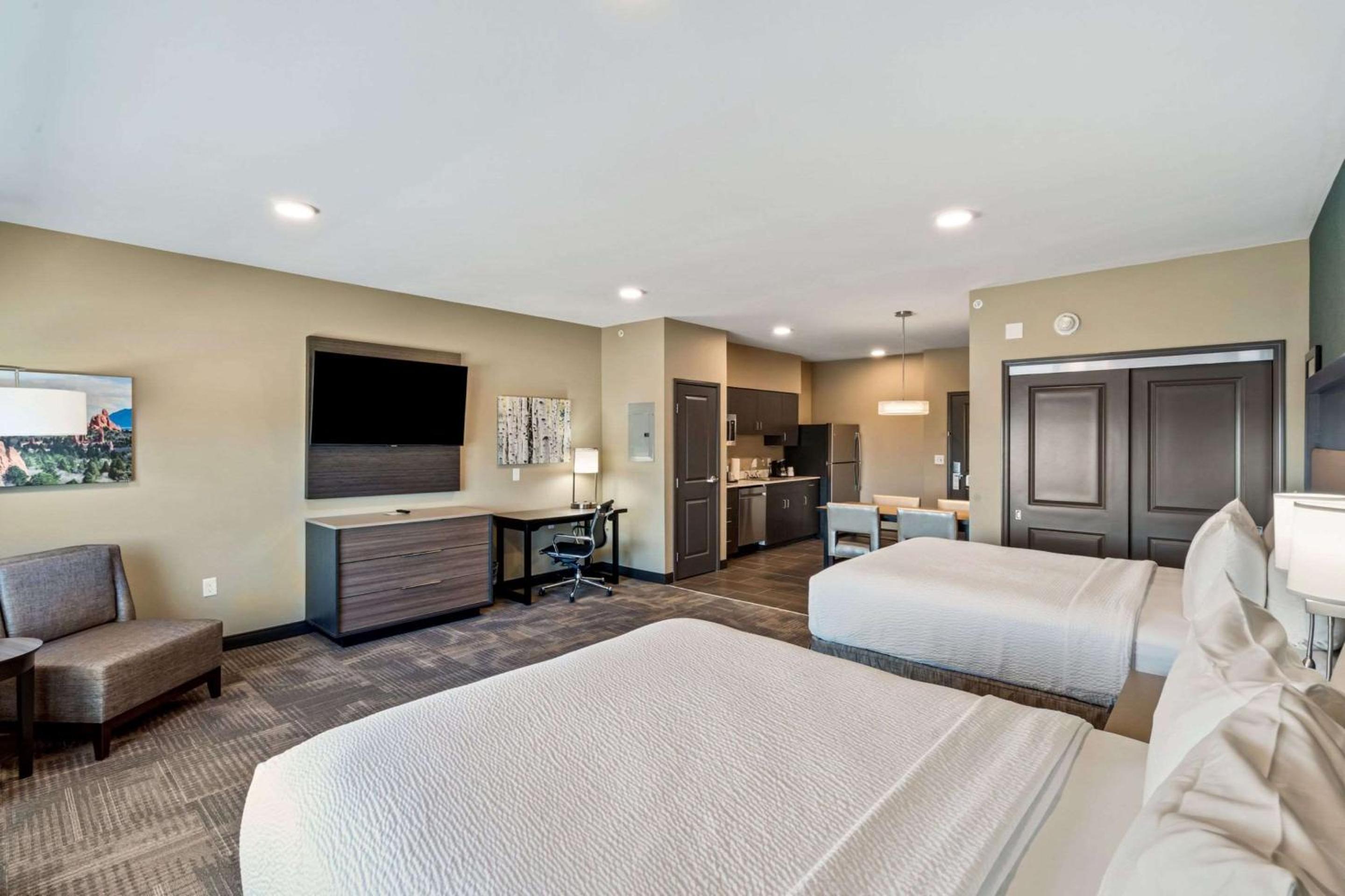 Queen Suite with Two Queen Beds - Non-Smoking photo 2