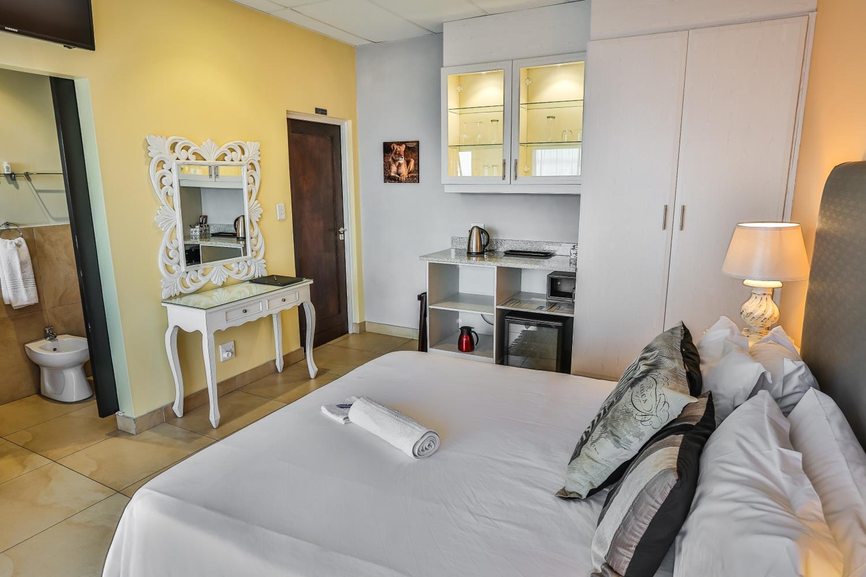 Queen Room to Pool with Sea View - Photo 6