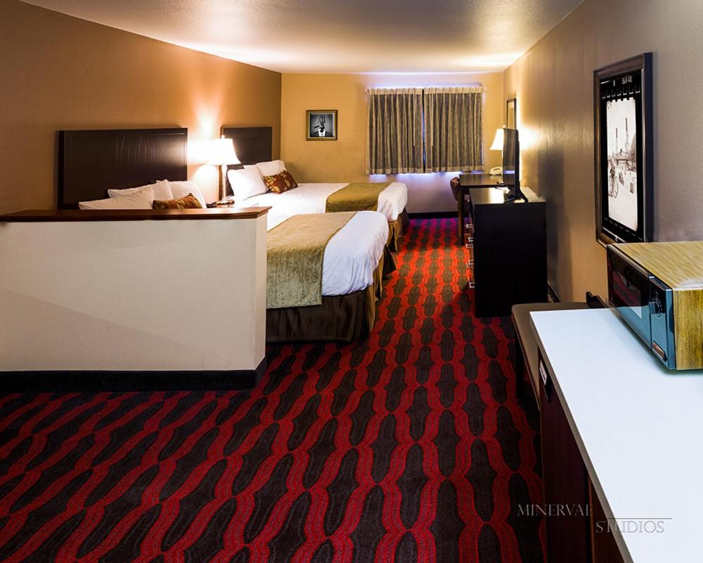 Queen Room with Two Queen Beds - Photo 2