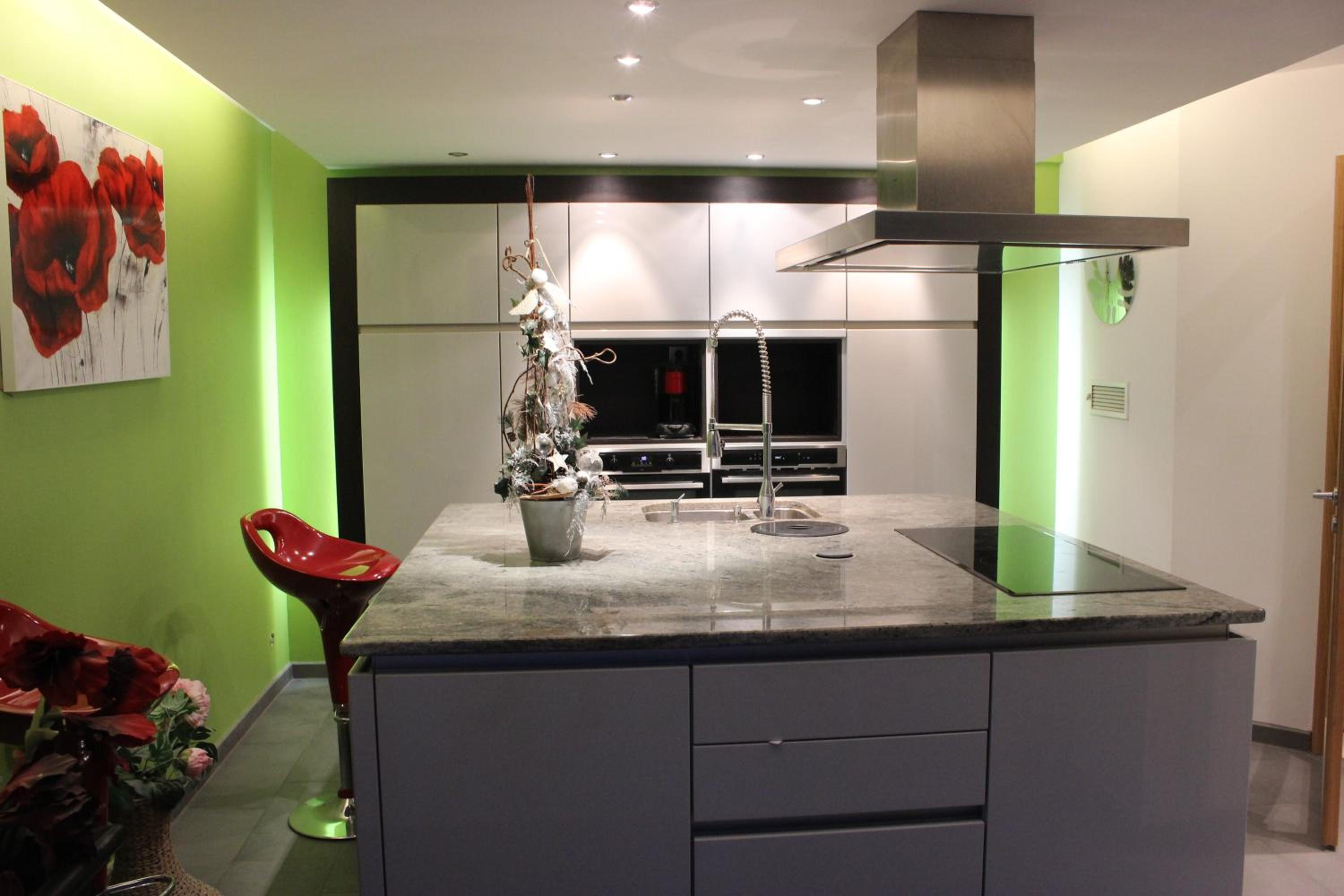 Five-Bedroom House photo 2