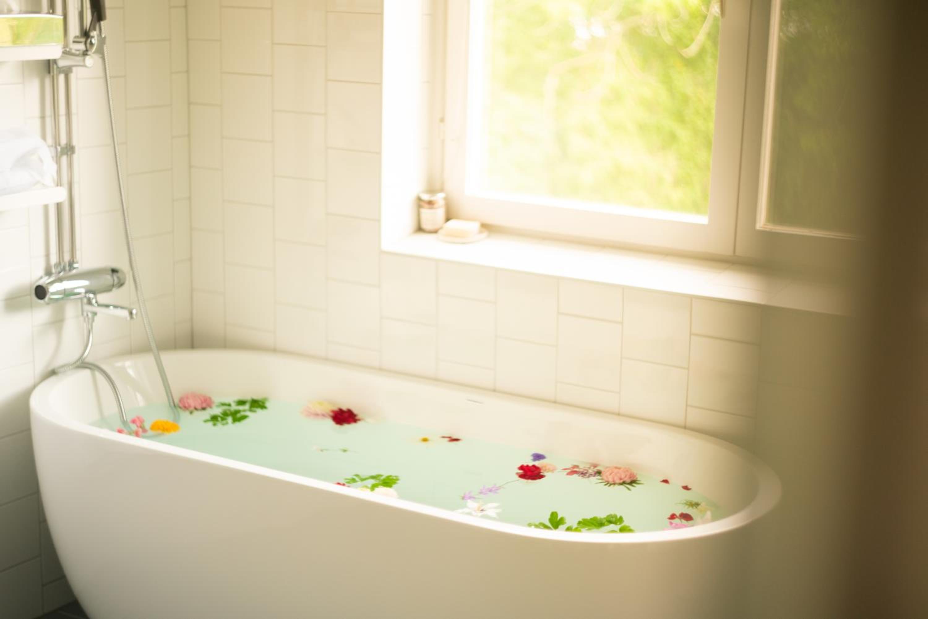 Suite with Bathtub