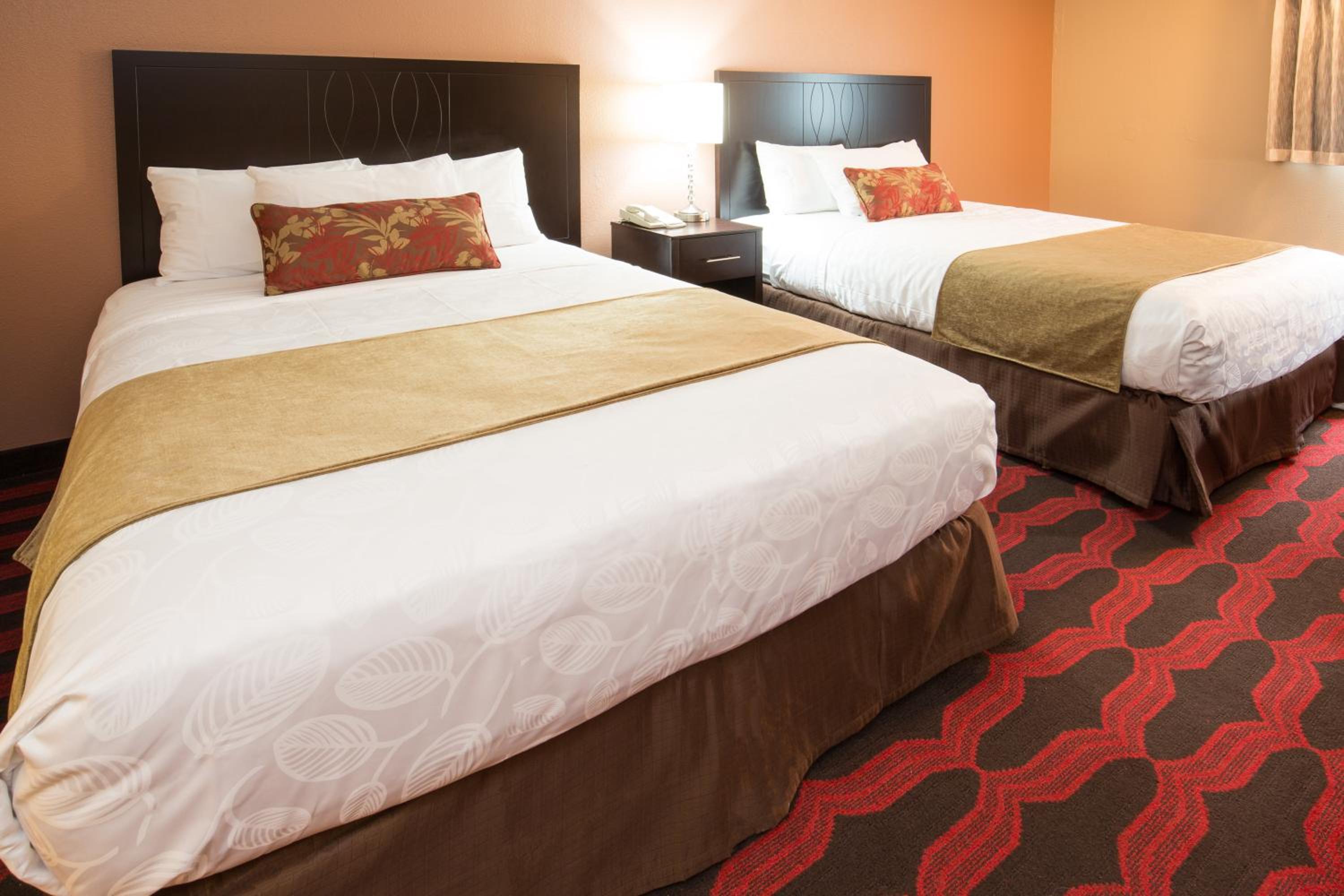 Queen Room with Two Queen Beds - Photo 5
