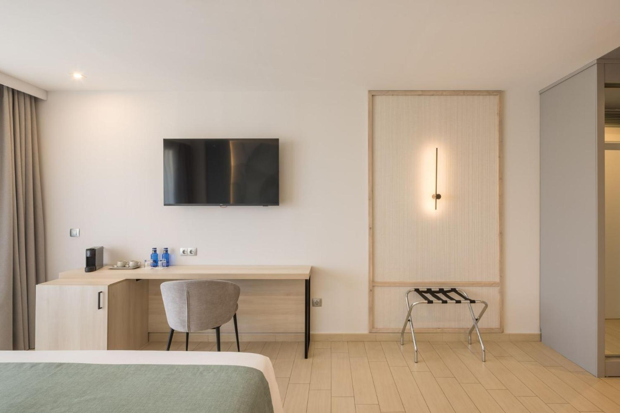 Superior Triple Room with Sea View - Photo 2