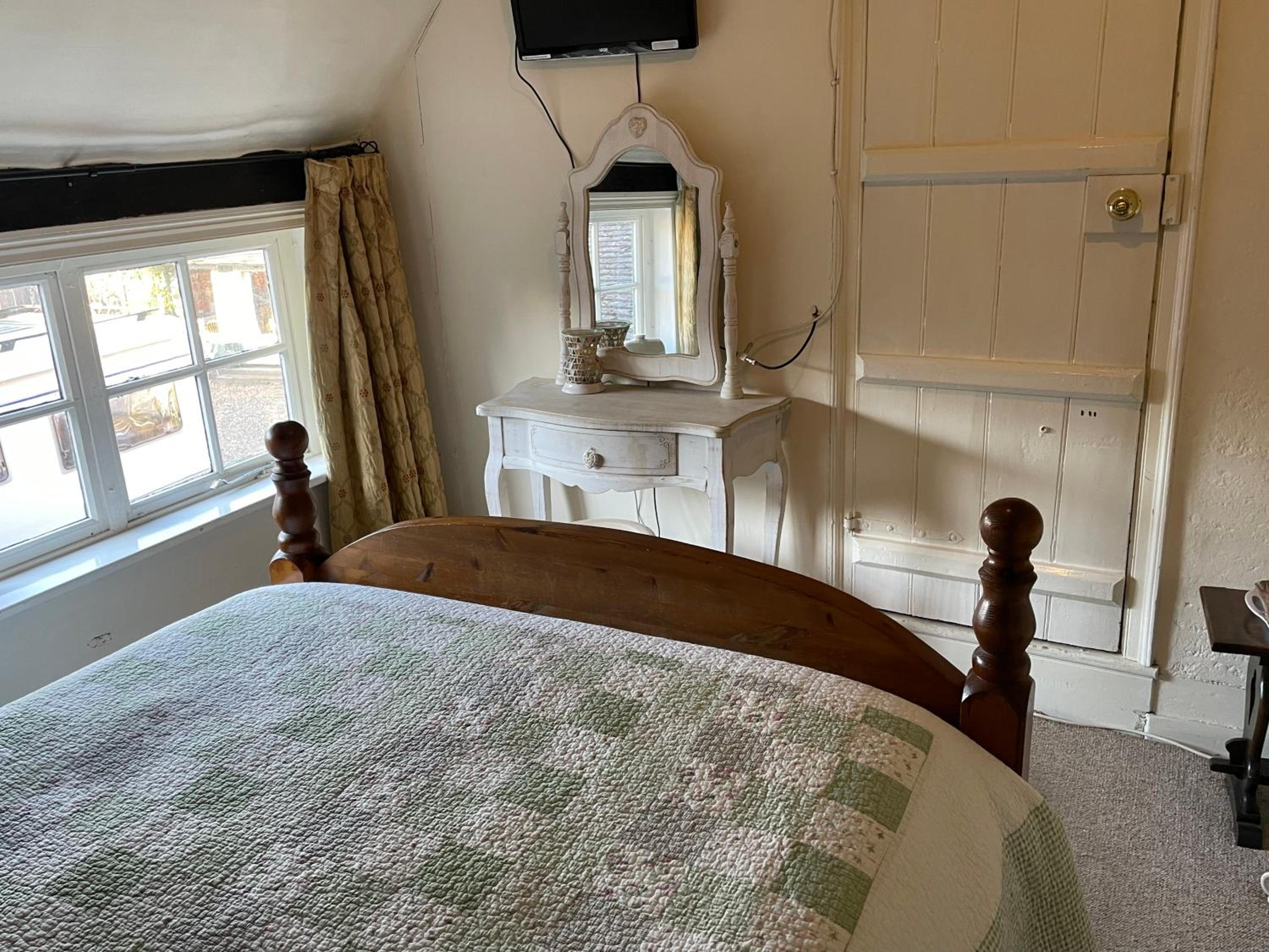Double Room with Shared Bathroom photo 3