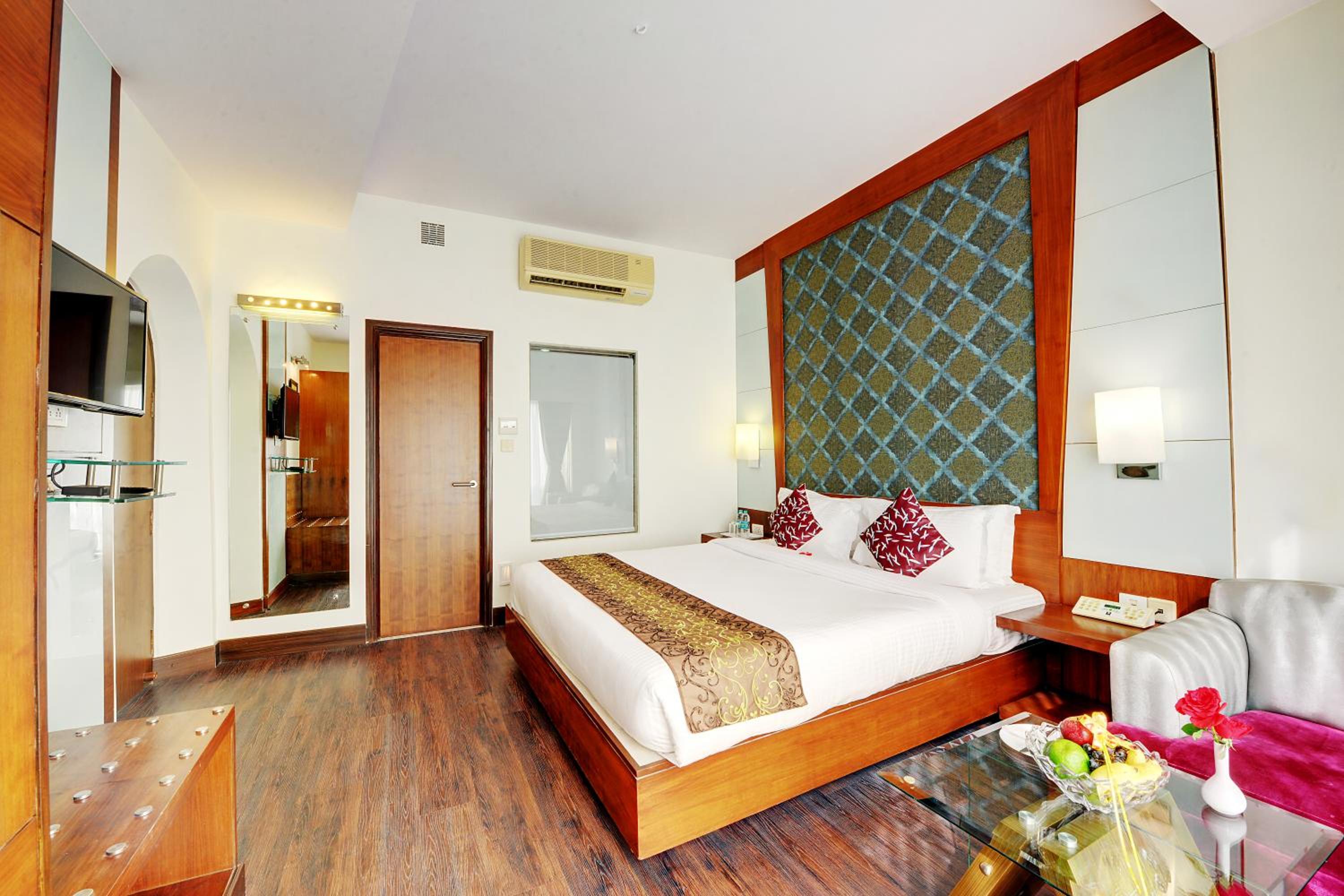 Suite - Photo 13
