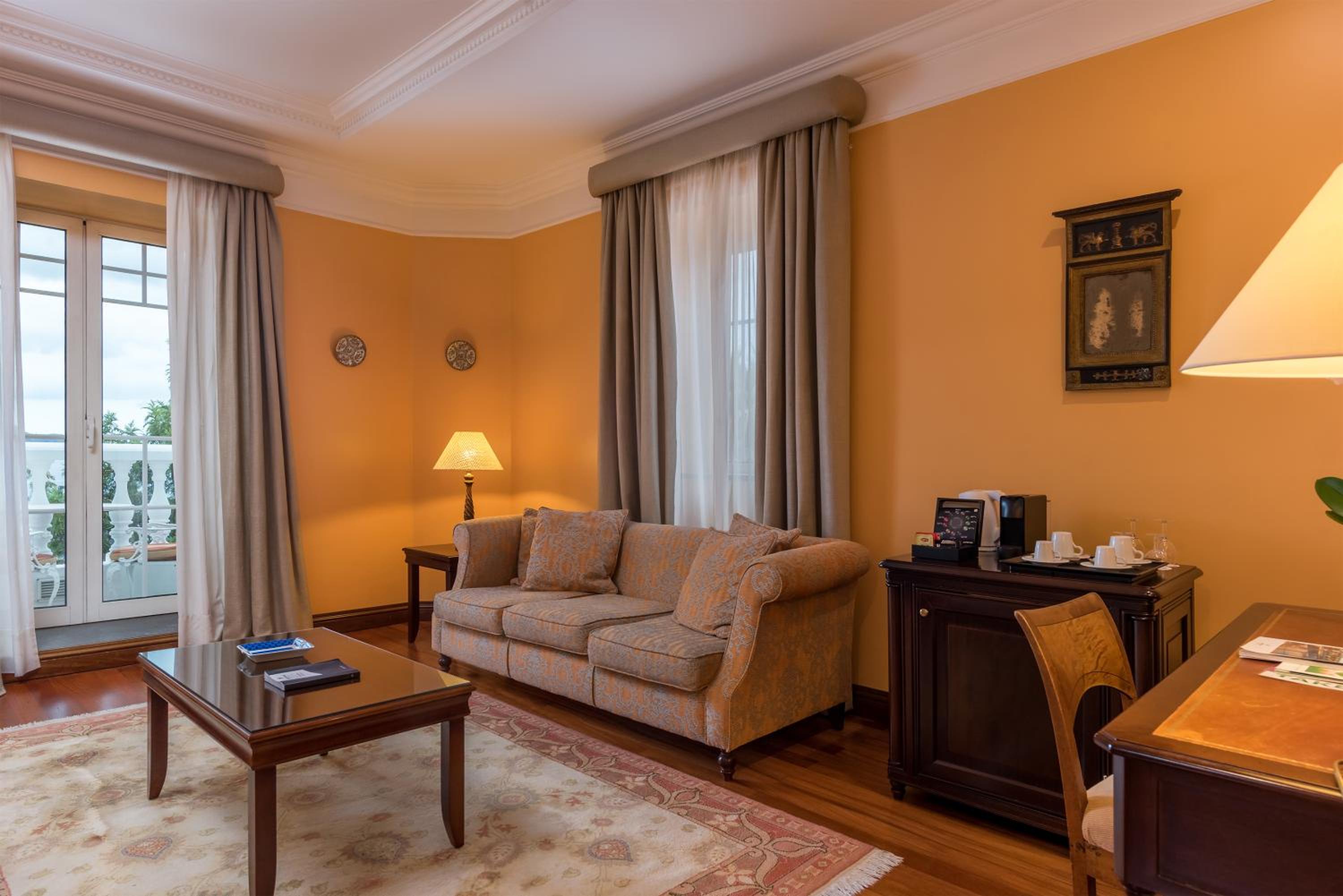 Suite - Photo 1