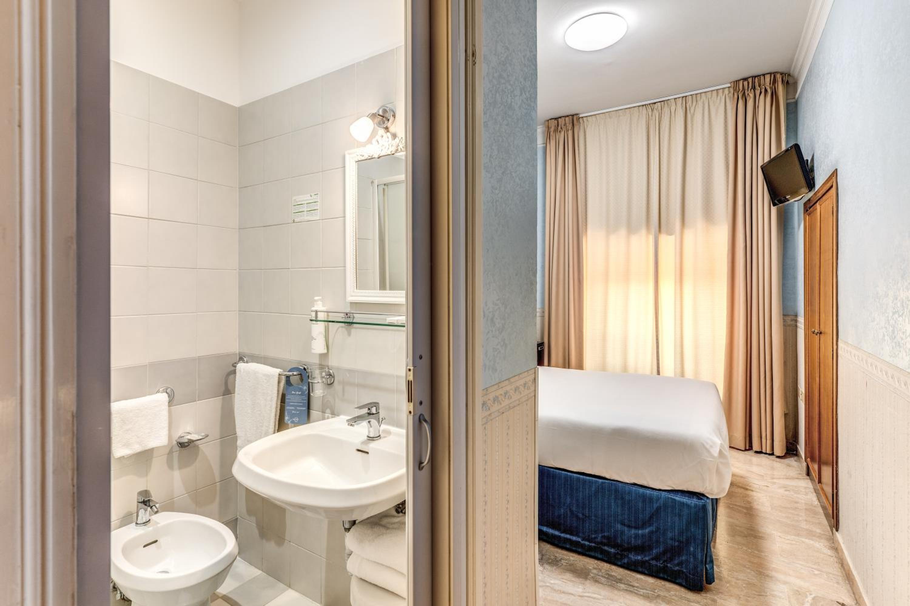 Economy Double Room photo 3