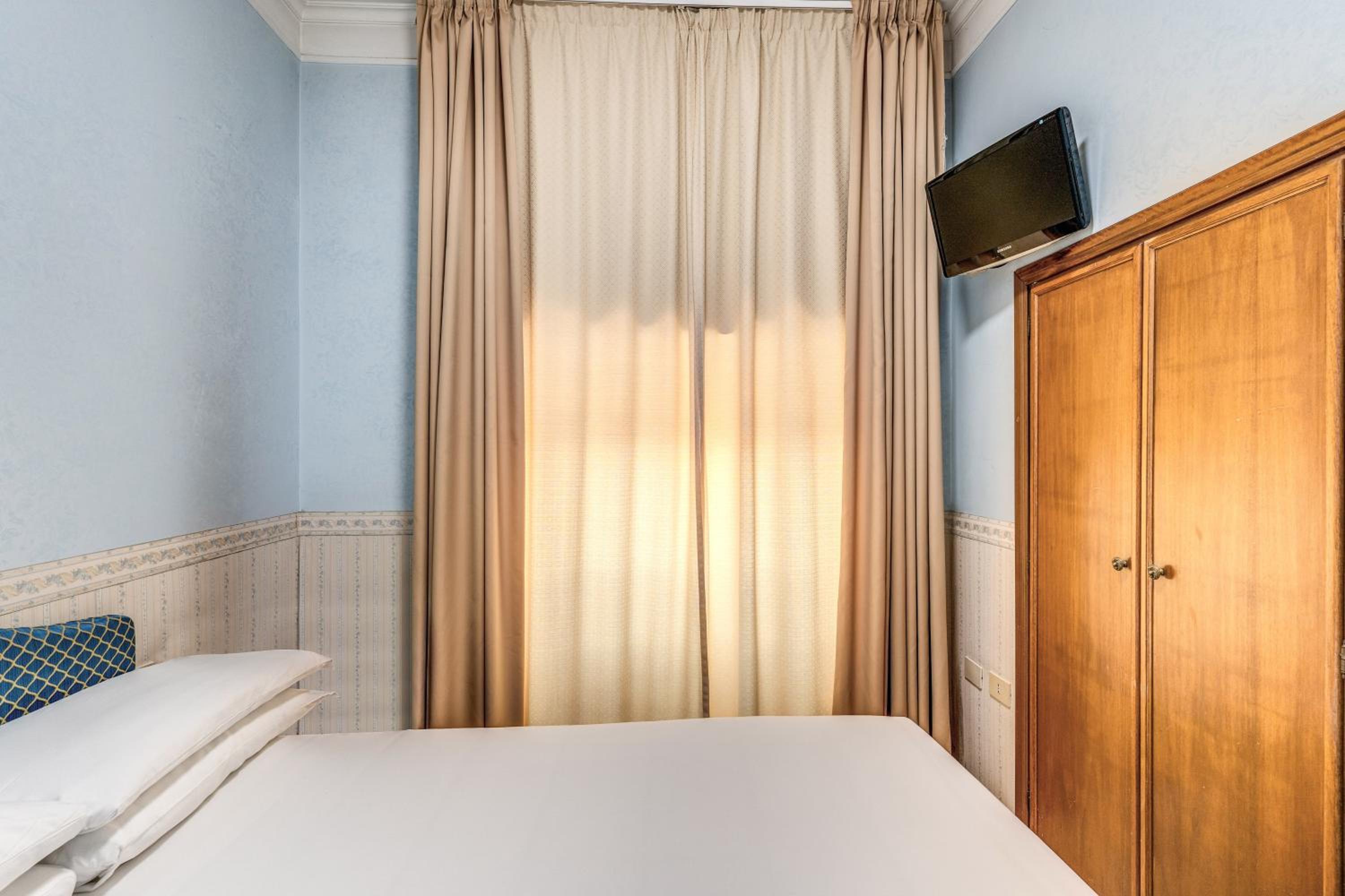 Economy Double Room photo 3