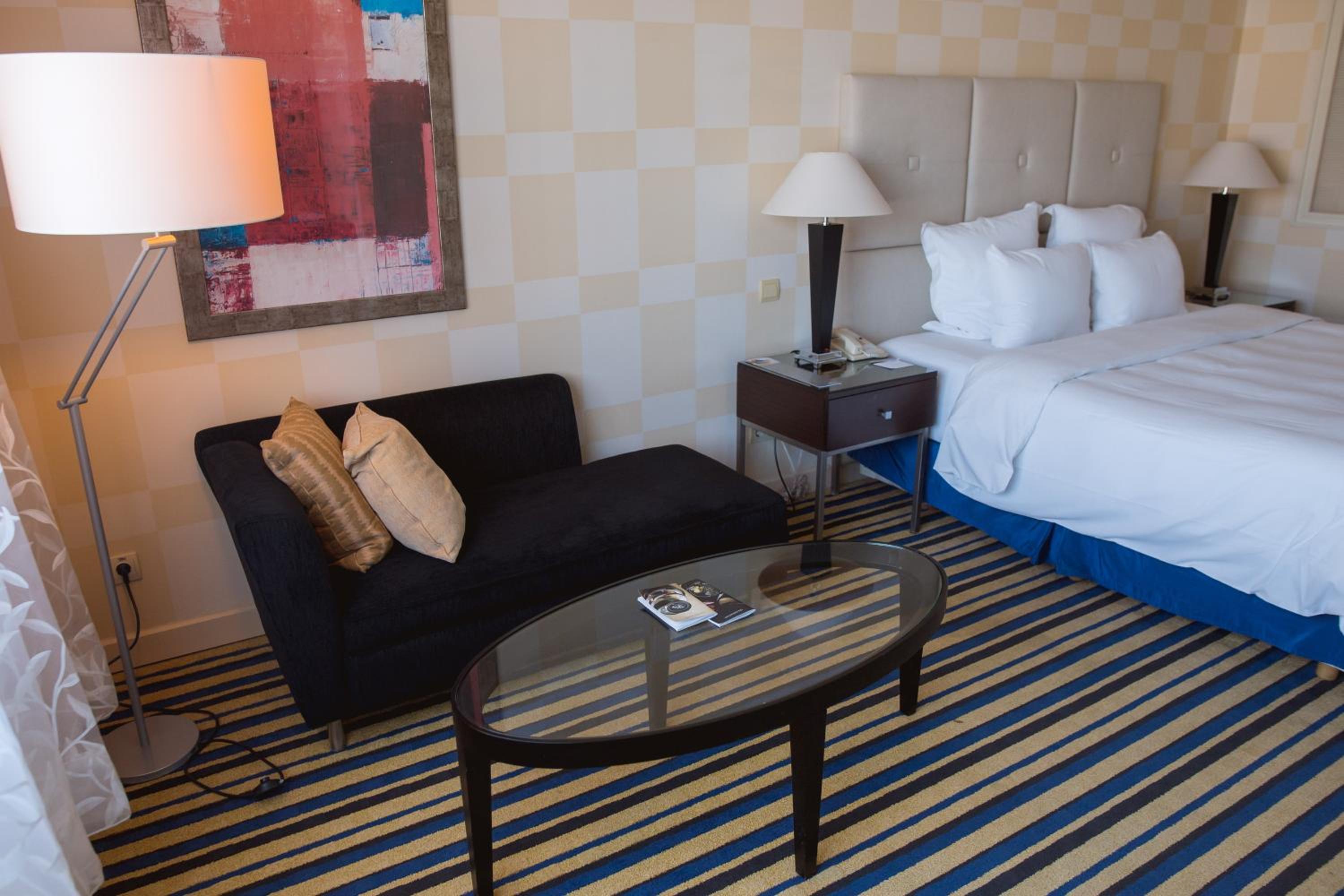 Deluxe Room with 1 King bed - Photo 3