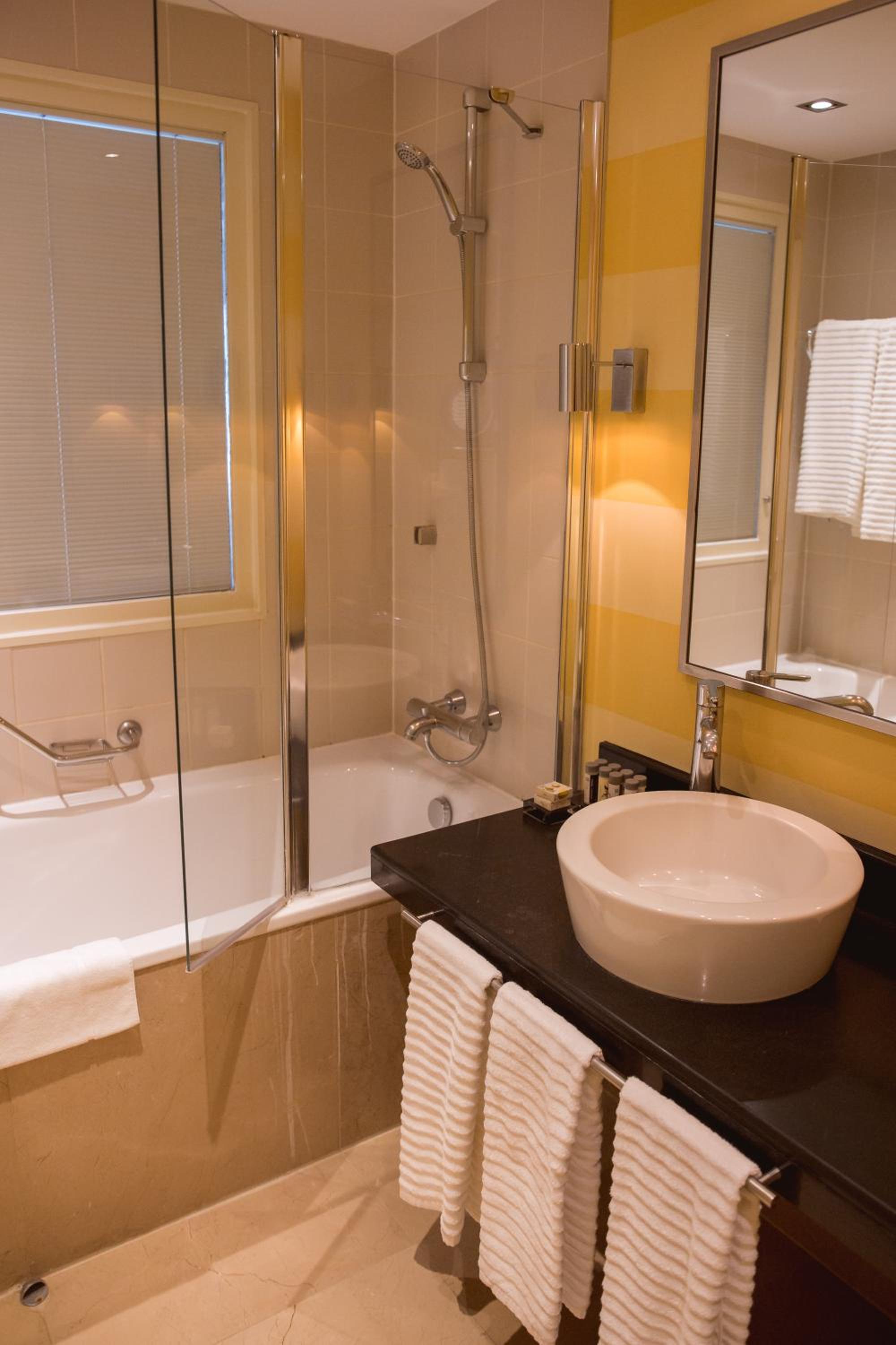 Deluxe Room with 1 King bed - Photo 4