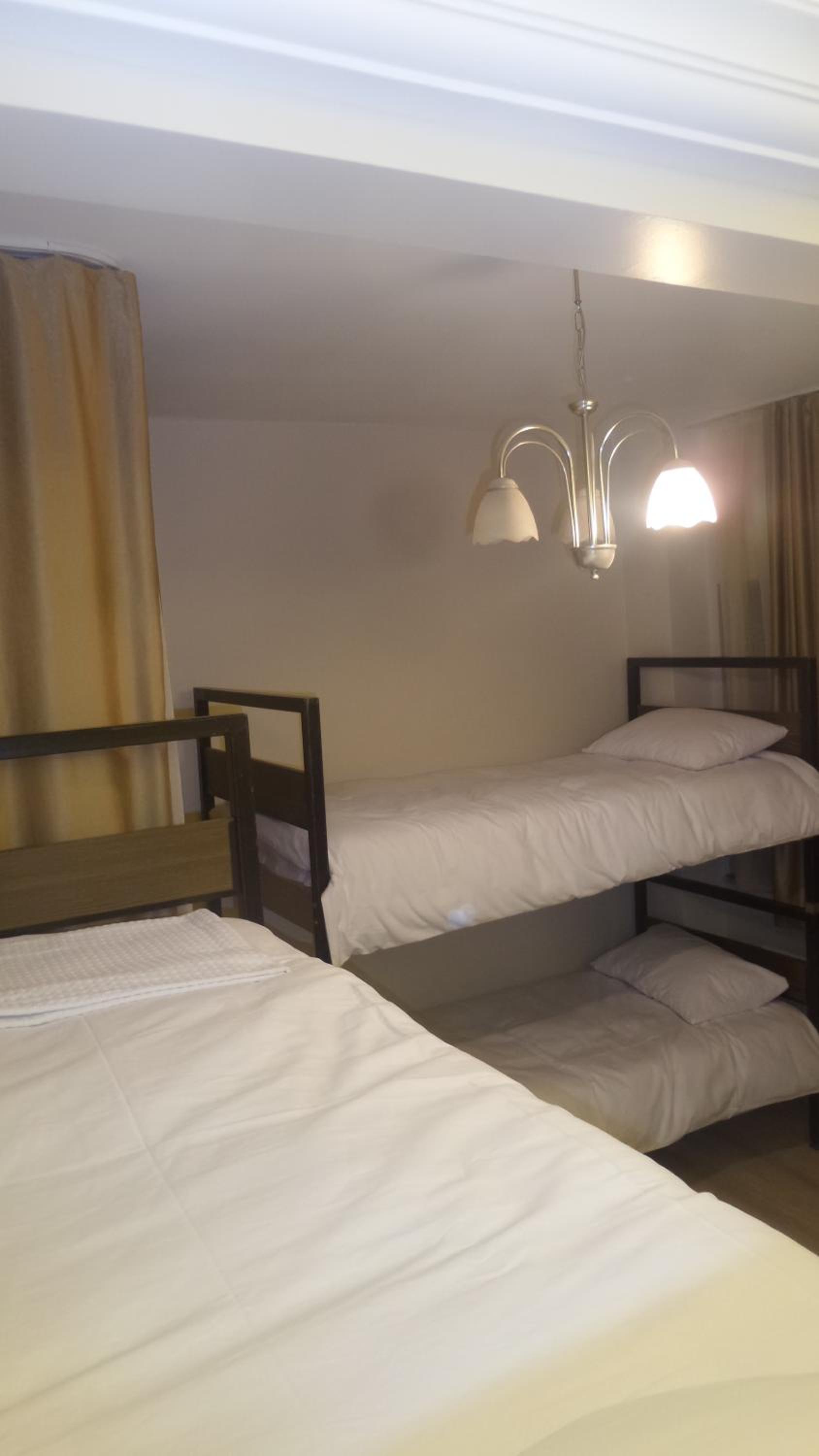 Bed in 8-Bed Mixed Dormitory Room photo 3