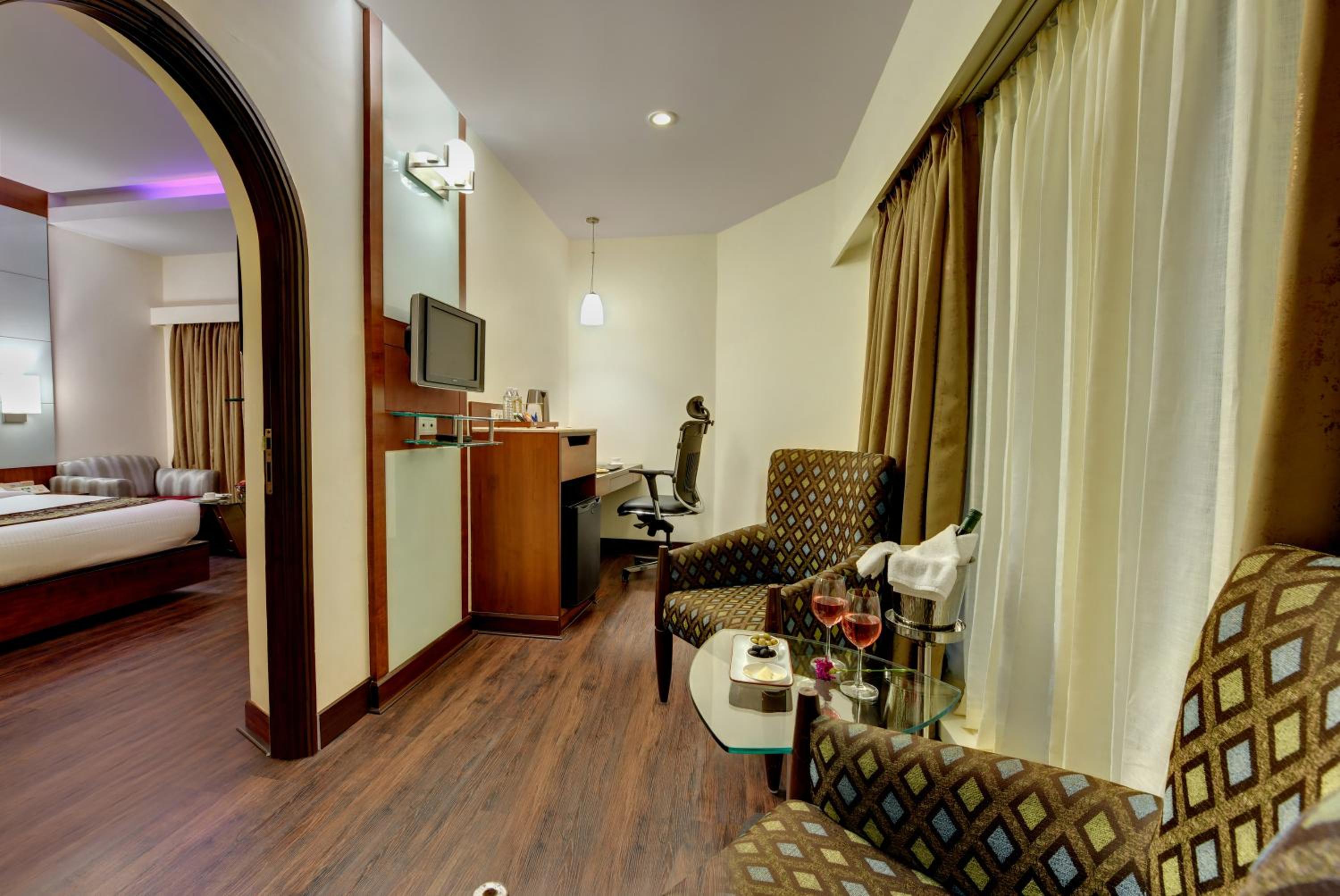 Suite - Photo 15