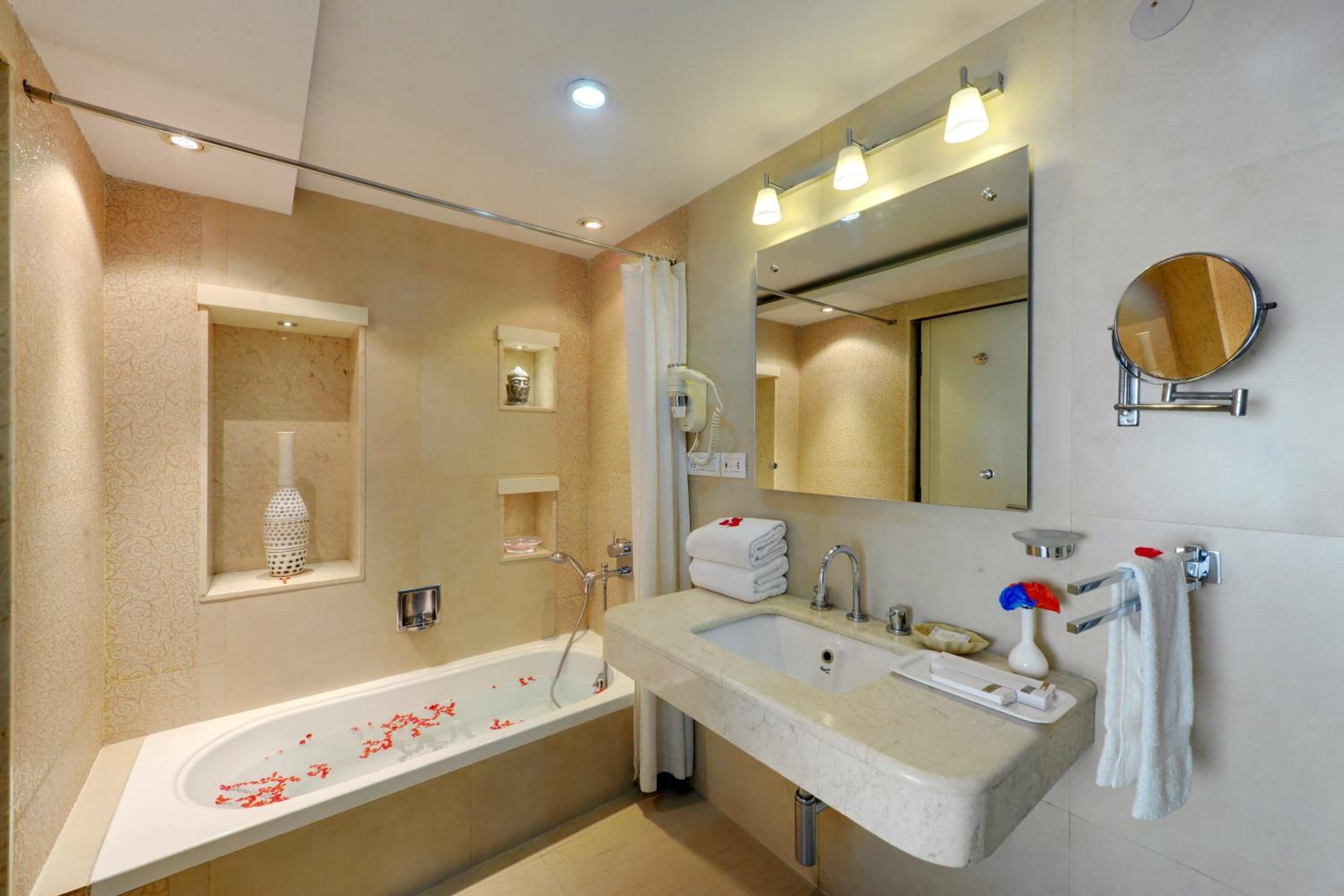 Suite - Photo 19