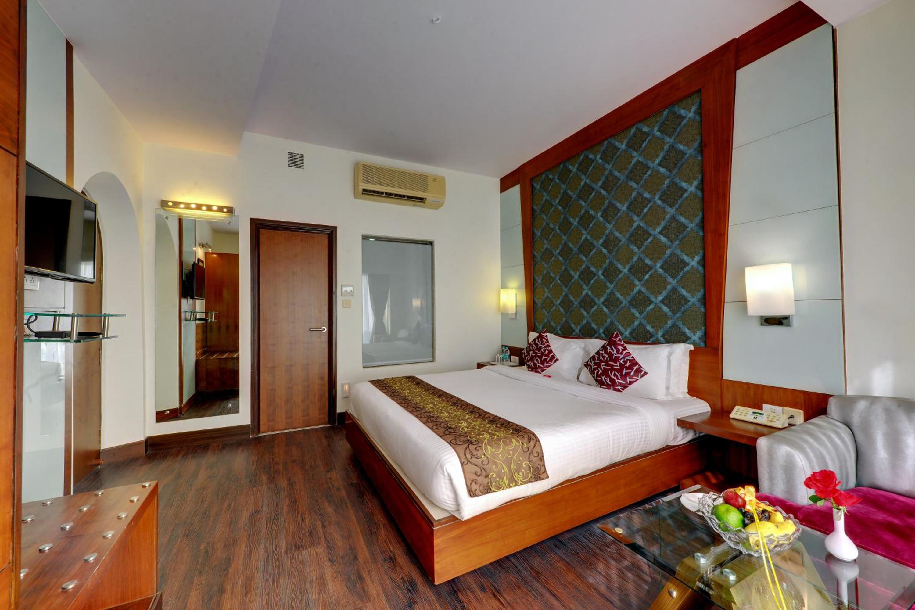 Suite - Photo 18