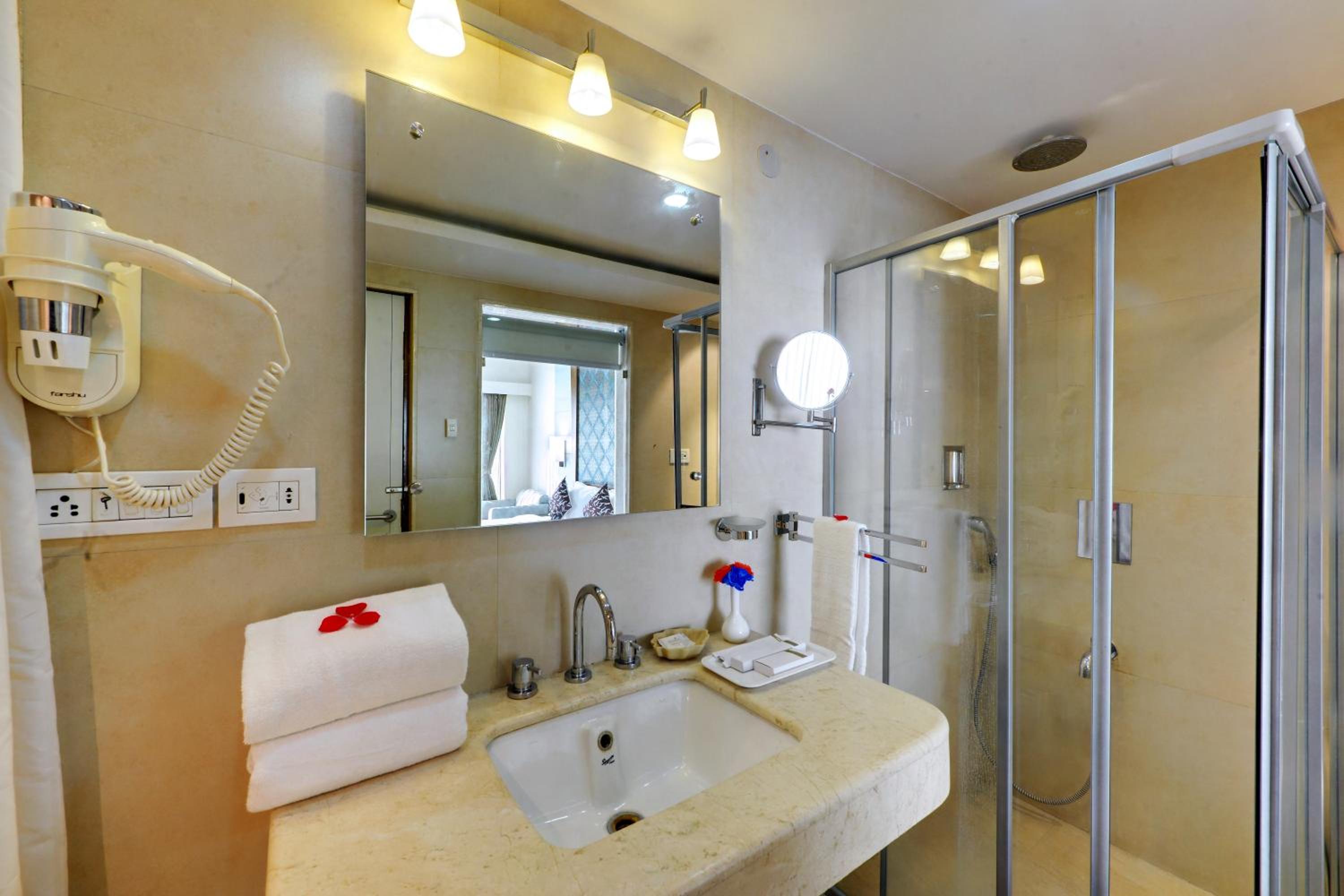 Suite - Photo 17