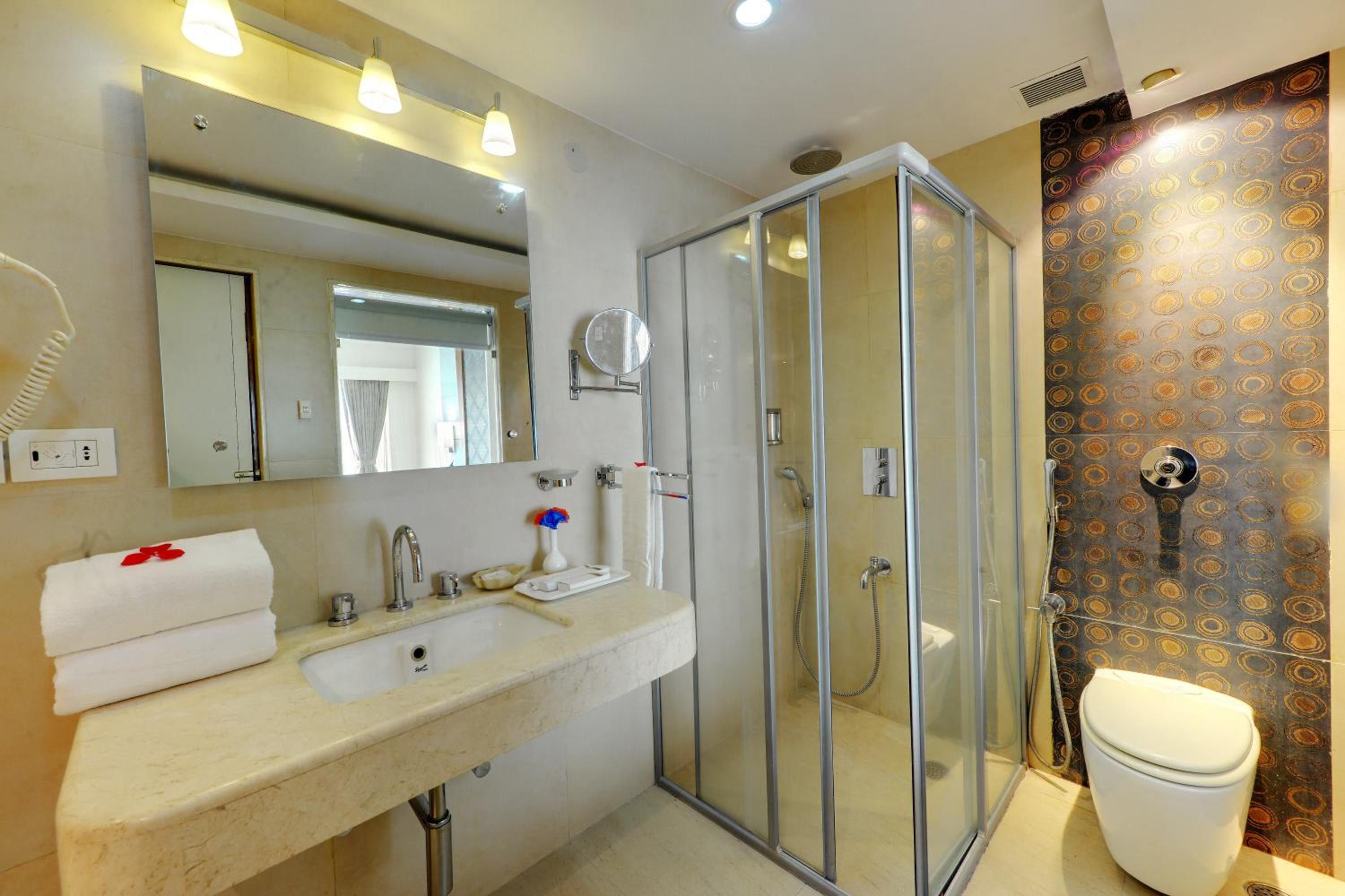 Suite - Photo 22