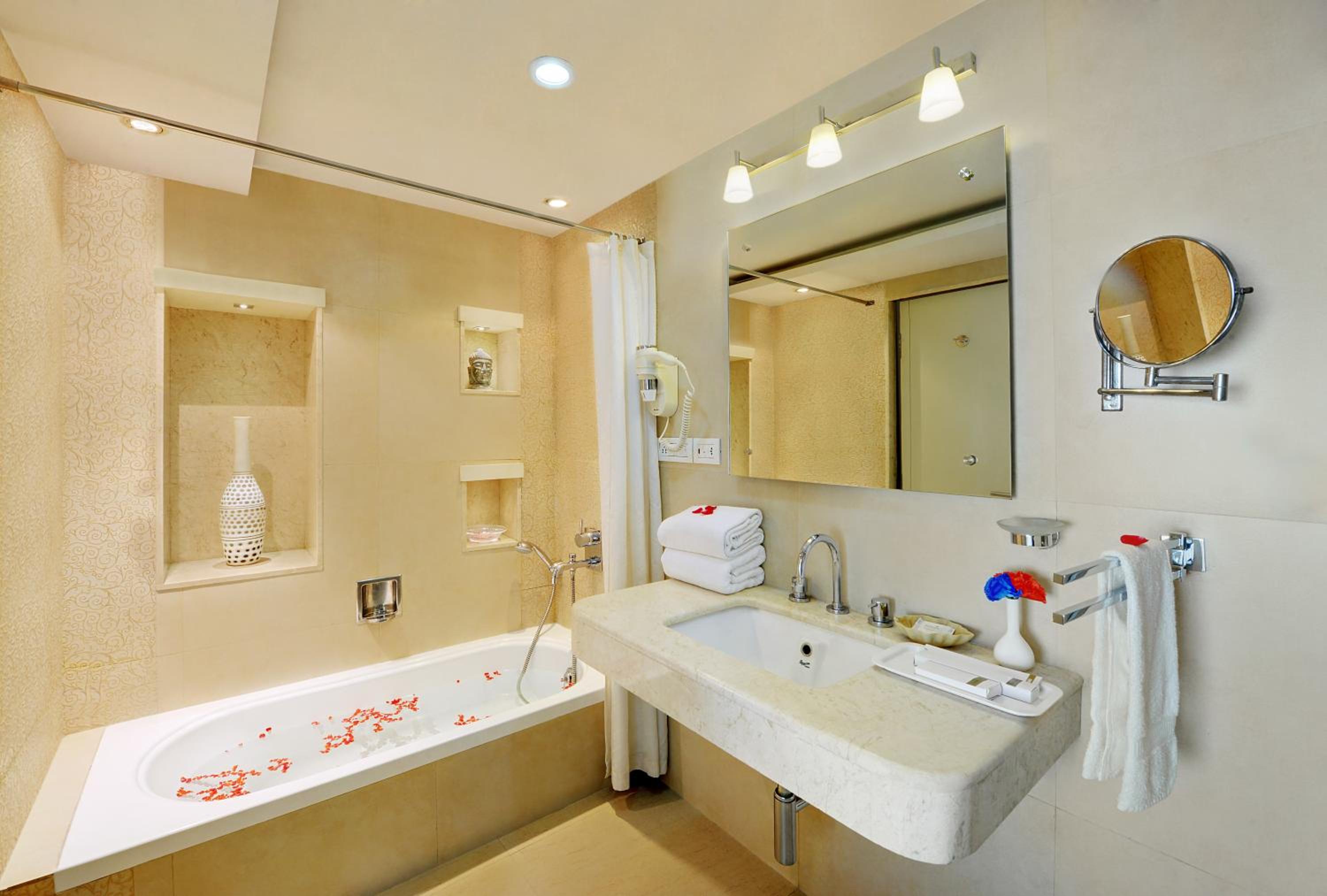 Suite - Photo 23