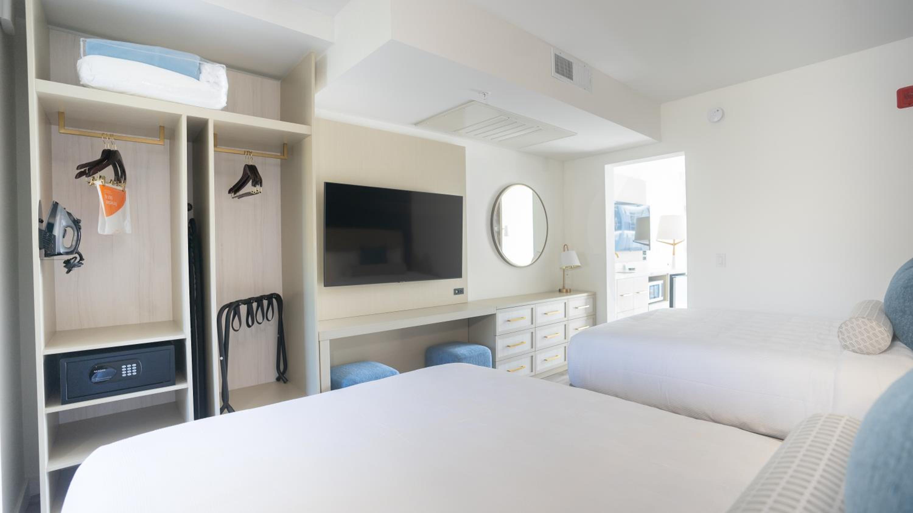 Queen Suite with Two Queen Beds and Pool View - Disability Access/Non Smoking thumbnail 5