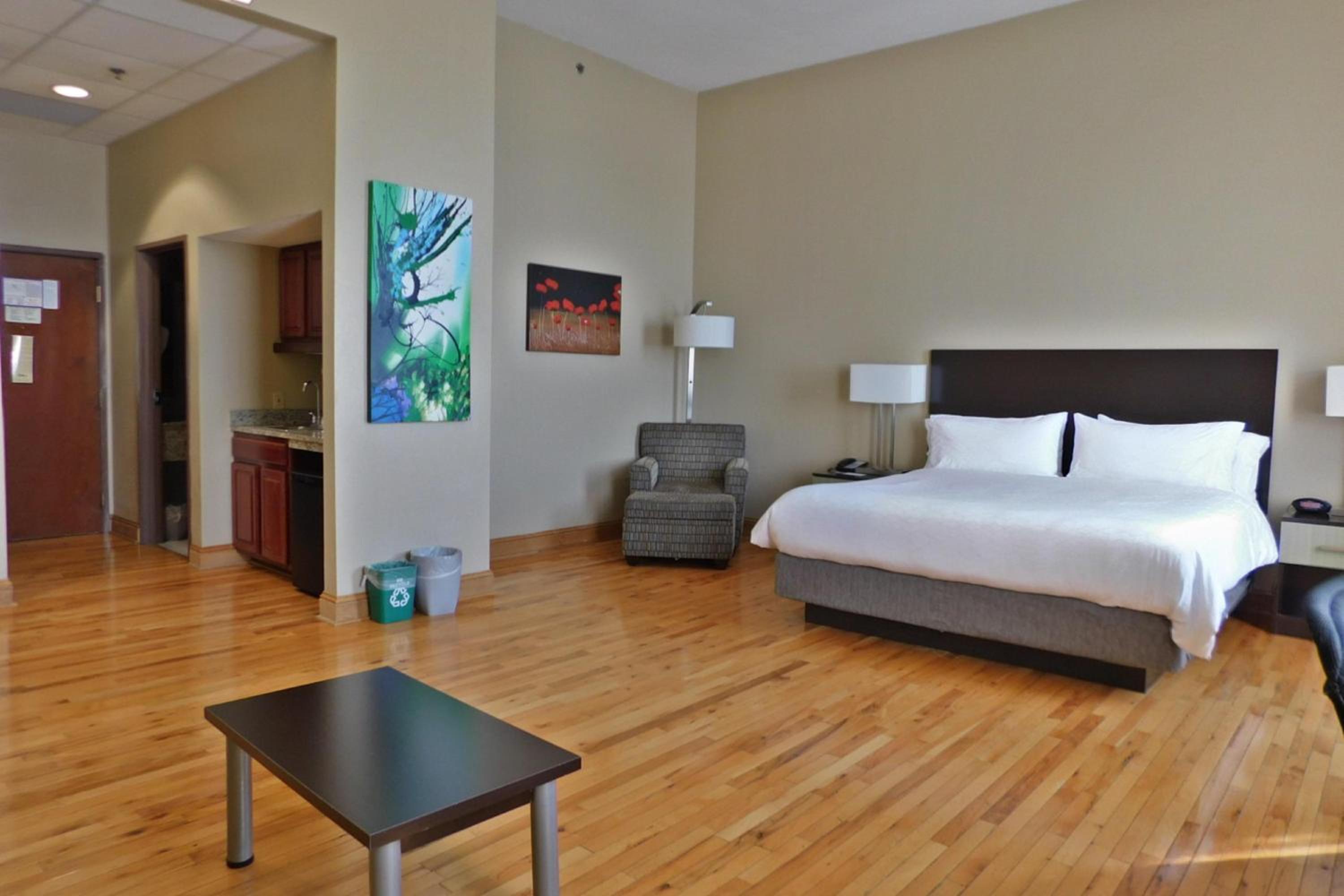 King Room - Mobility Access/Hearing Accessible photo 3