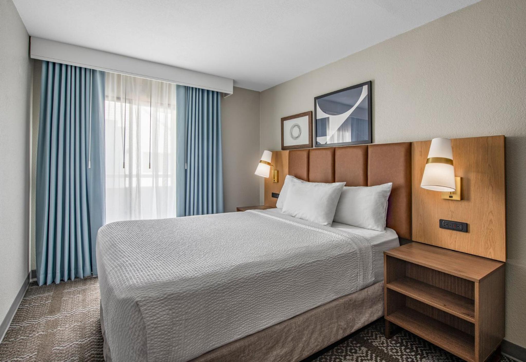 Bi Level Queen Suite with Two Queen Beds and Loft - Court View