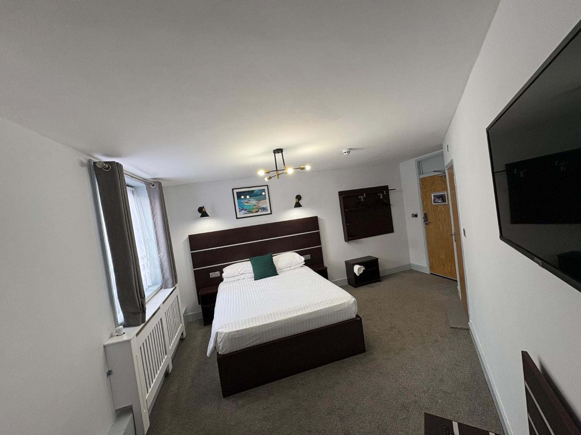 Standard Double Room with Walk-In Shower - Disability Access/Non-Smoking - Photo 6