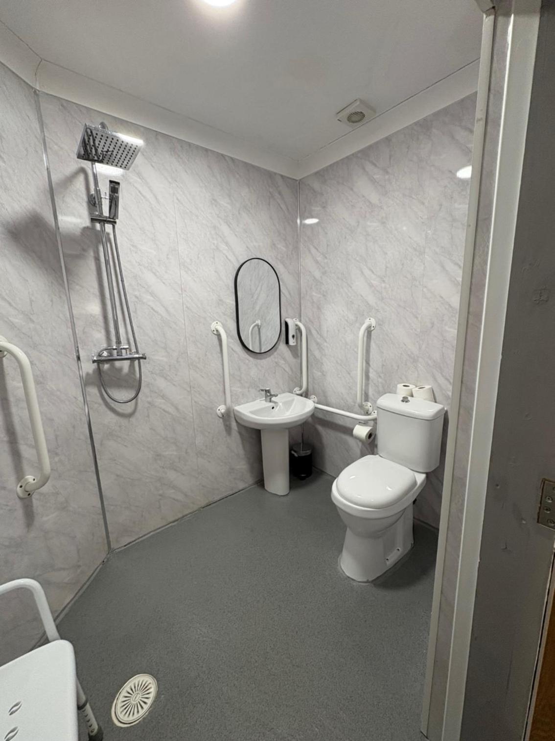 Standard Double Room with Walk-In Shower - Disability Access/Non-Smoking - Photo 5